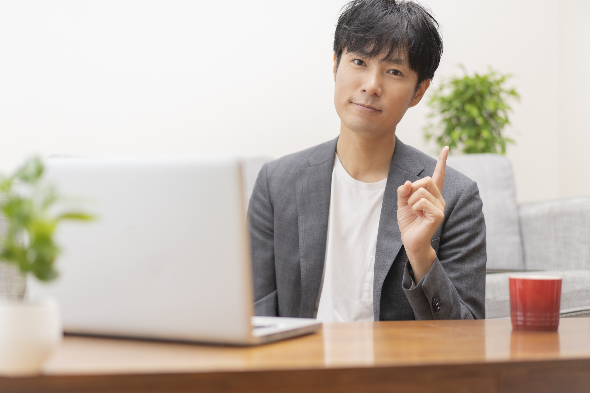 在宅ワークの注意をする男性
