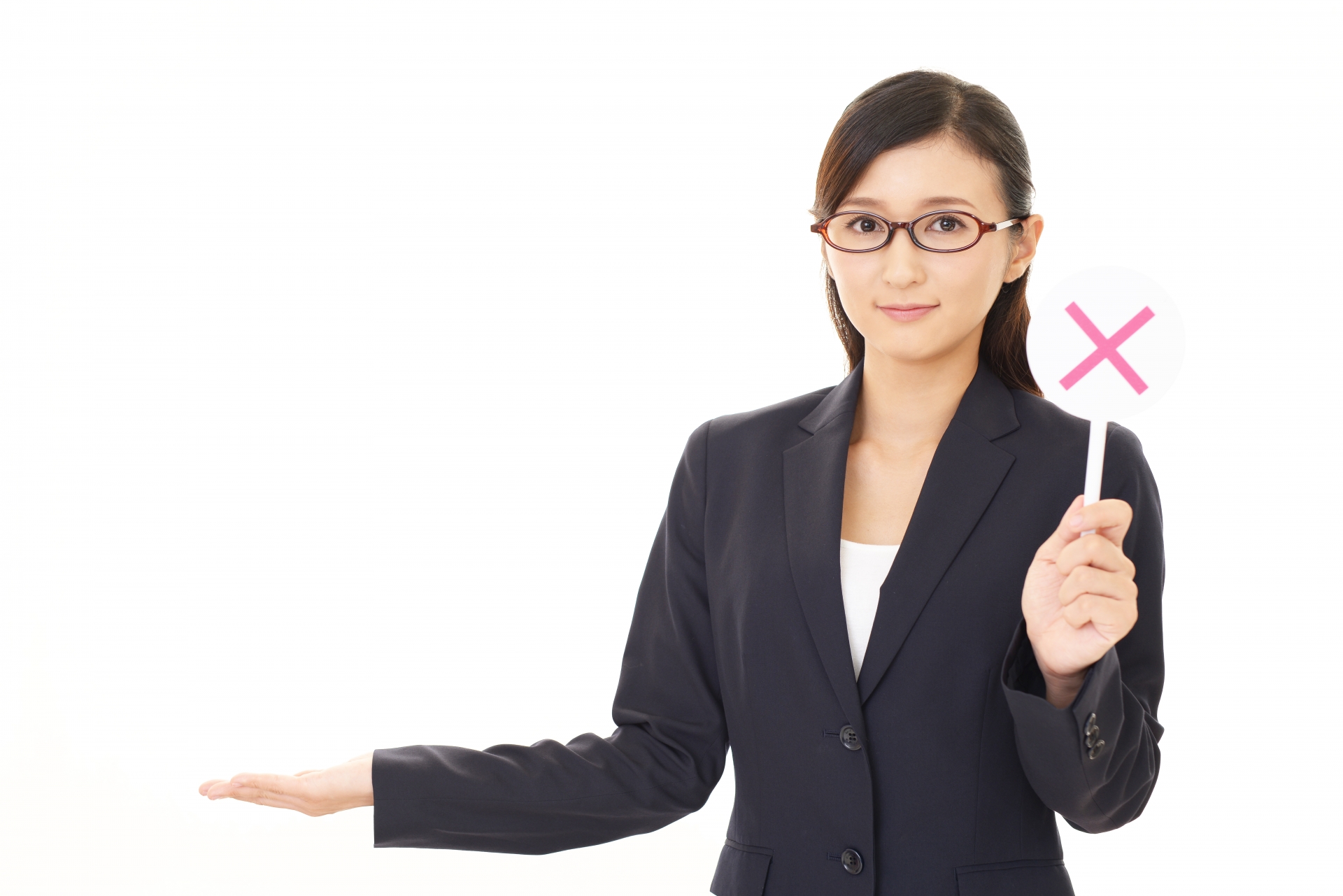 不正解のマークを持つ女性
