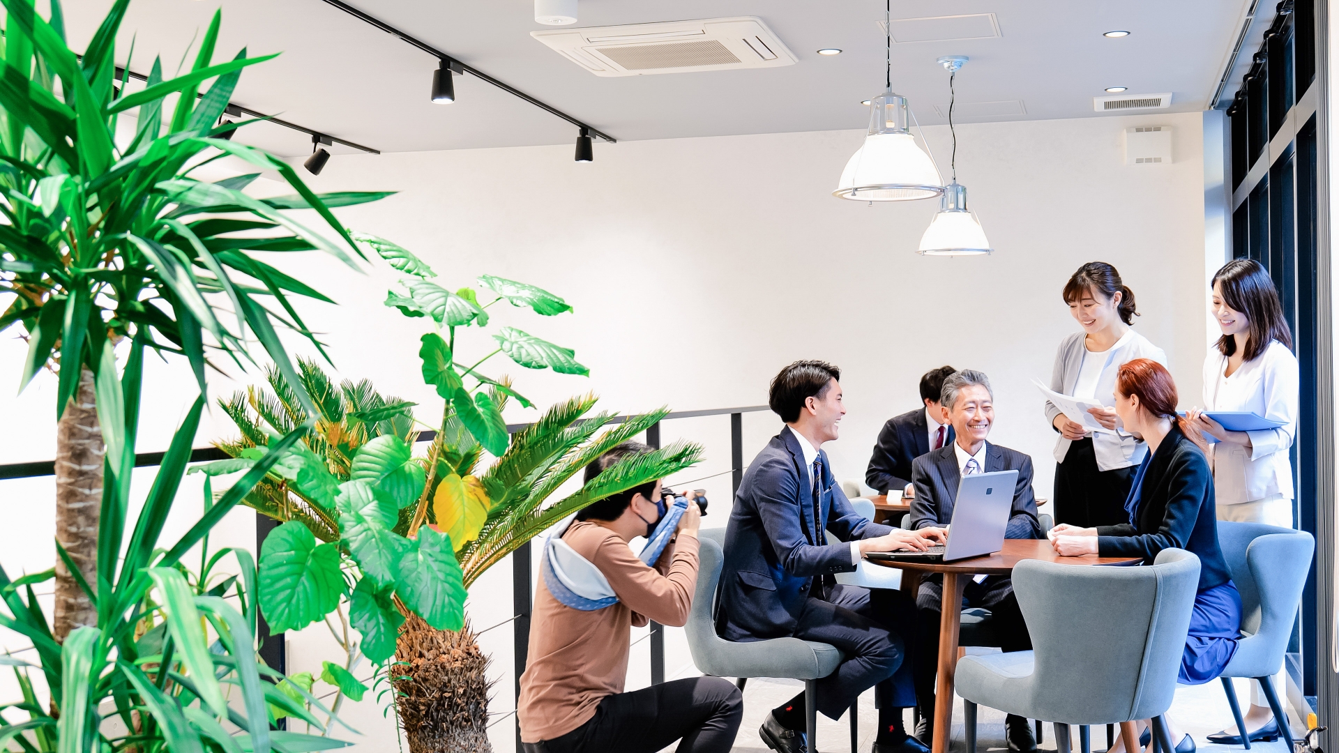 社内で話し合う