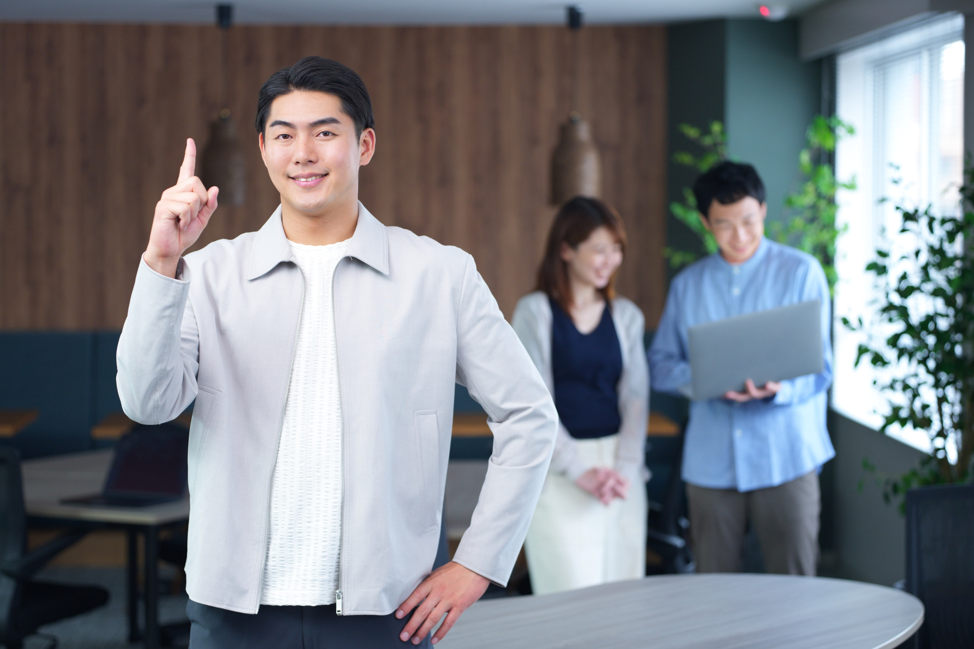 人差し指を立てる男性