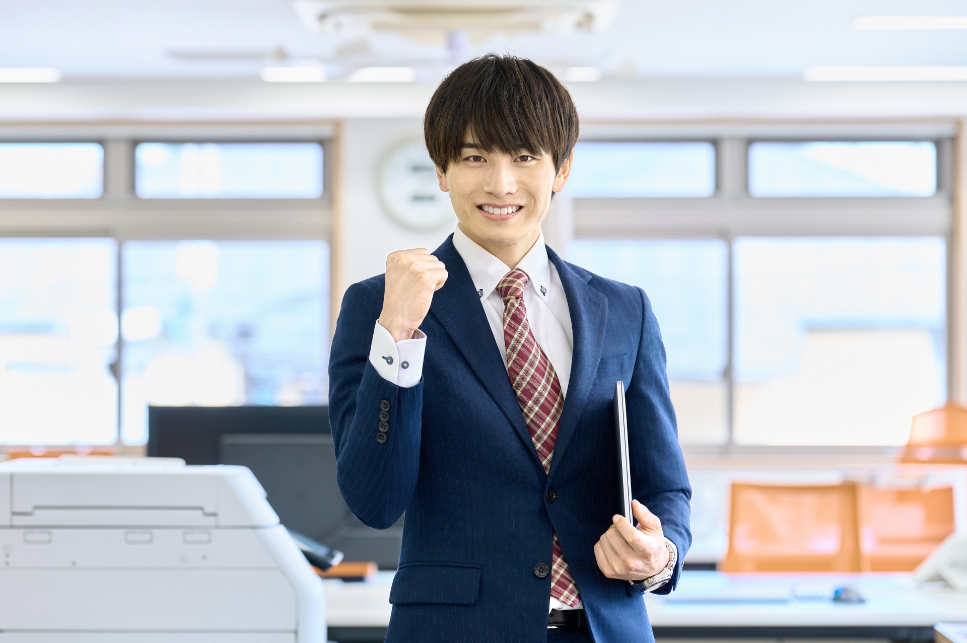 ガッツポーズの男性
