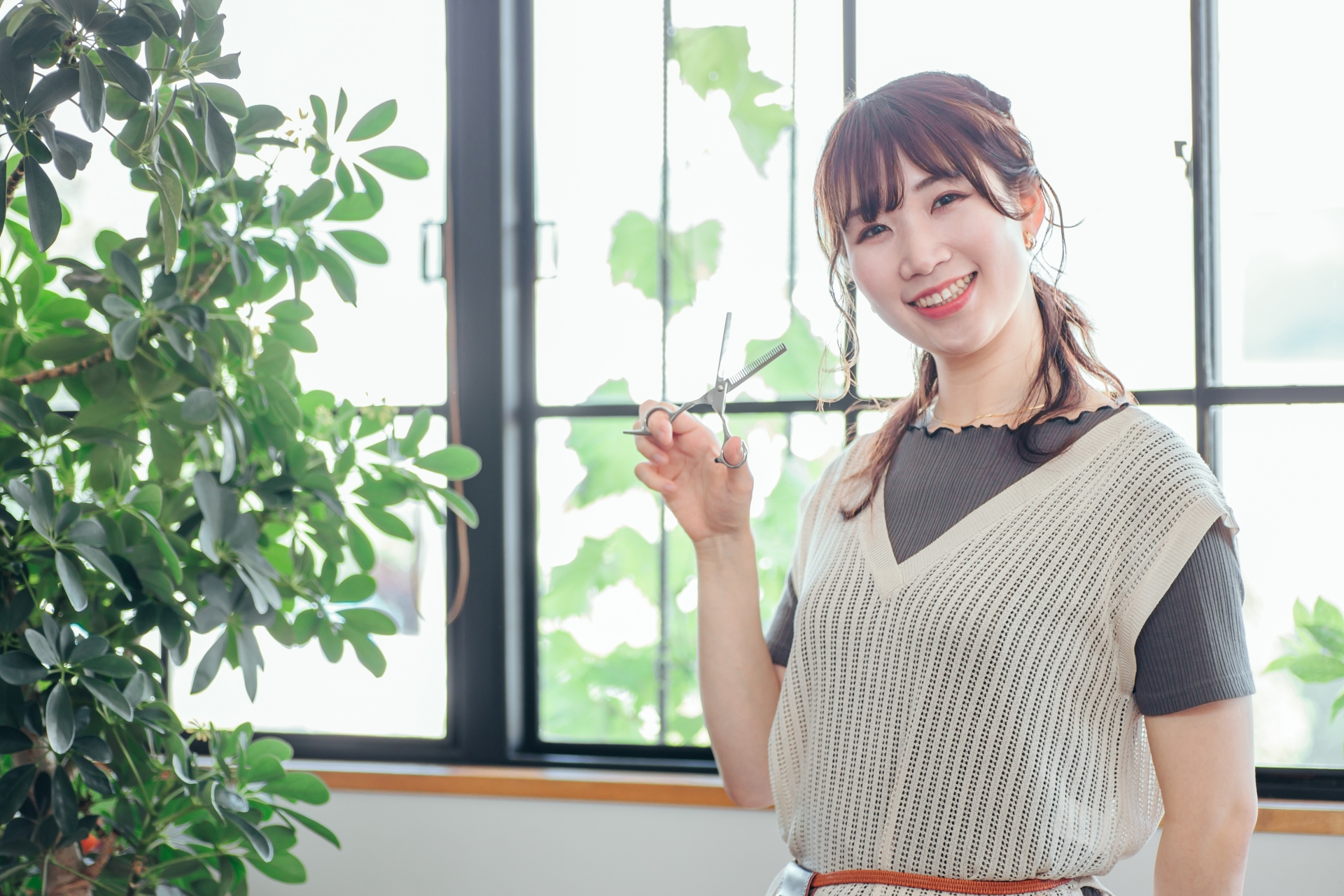 ハサミを持つ美容師
