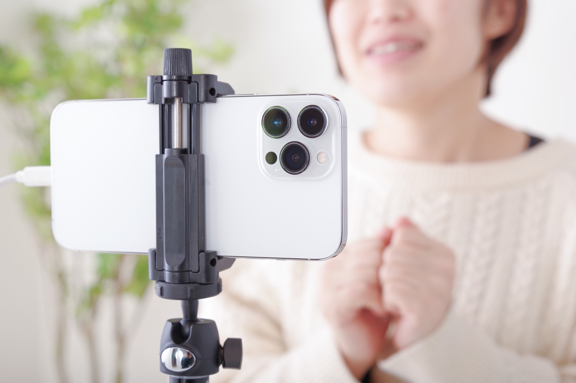 スマホに向かってしゃべる女性