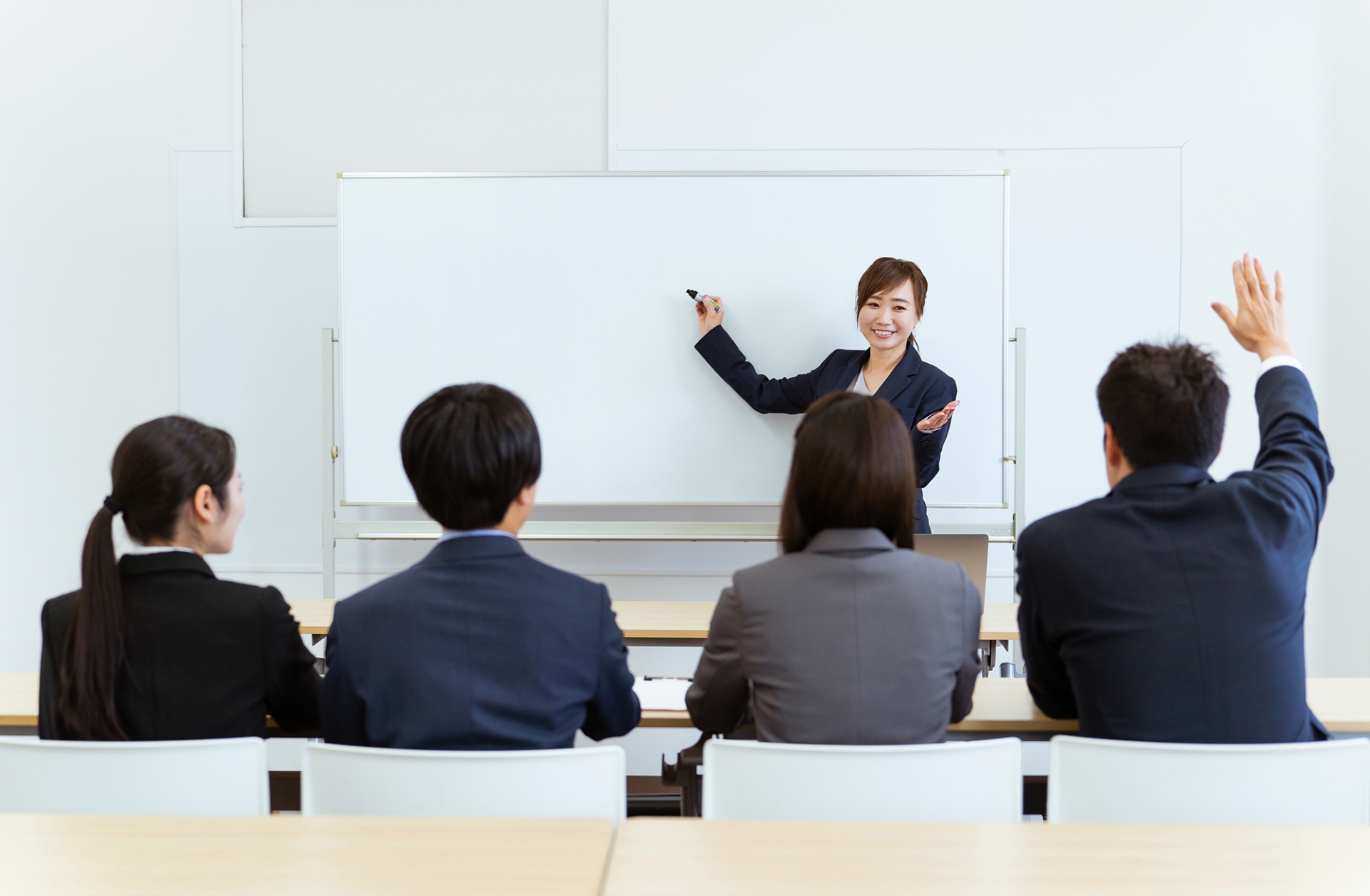 質疑応答に答える女性