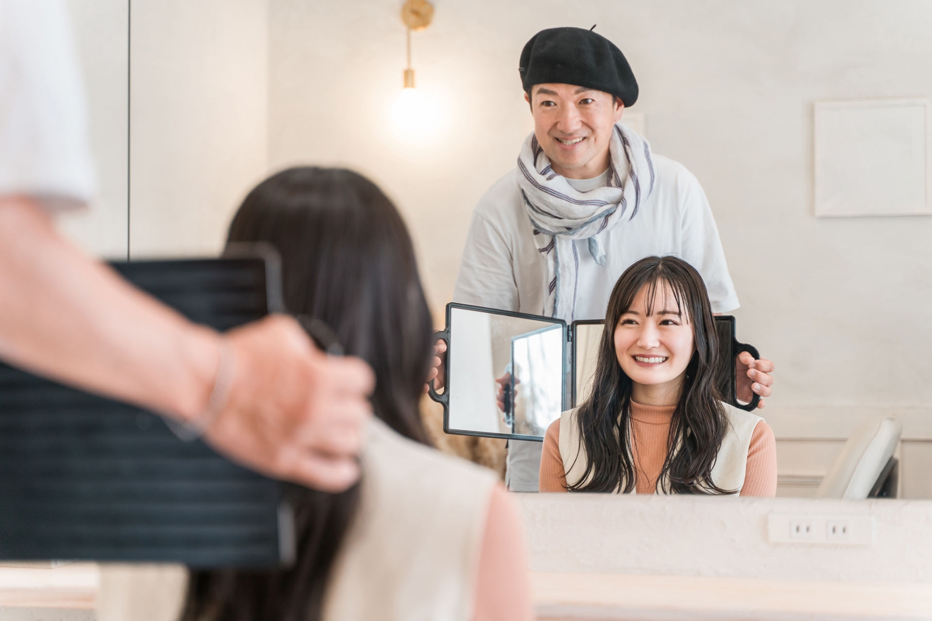 美容室で仕上がりを確認する女性