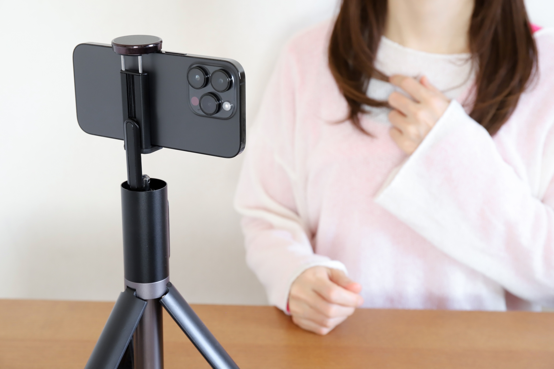 スマホで撮影する女性　配信