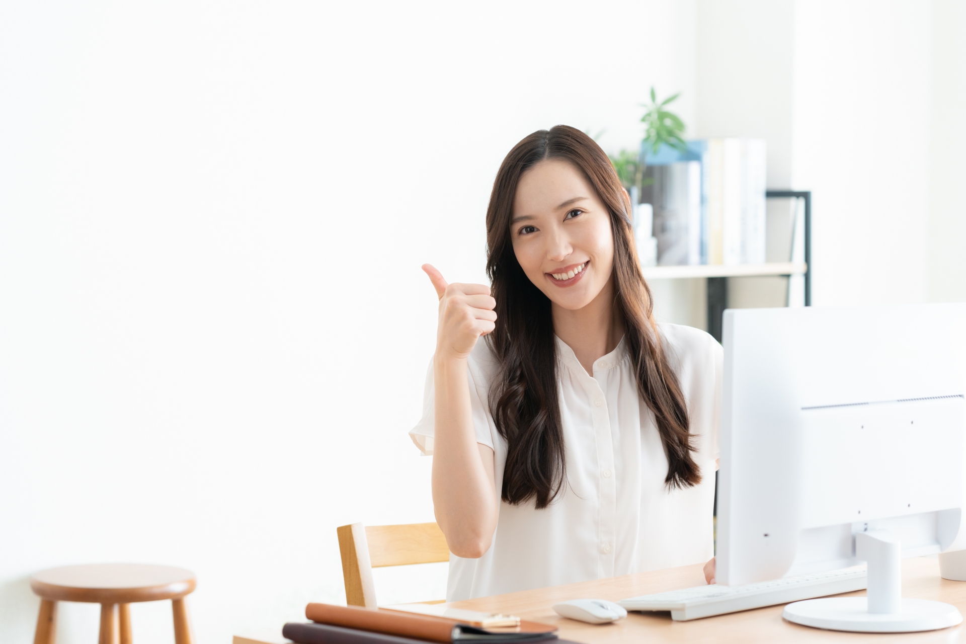リビングでテレワークをする若い女性