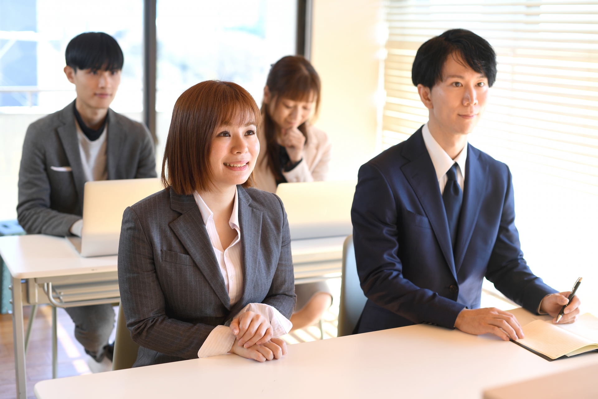 研修を受ける男女