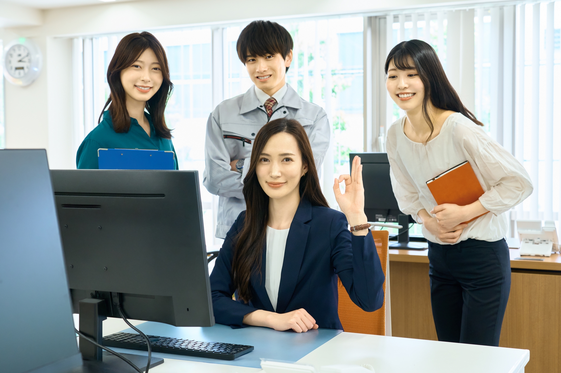 オフィスで働く人々