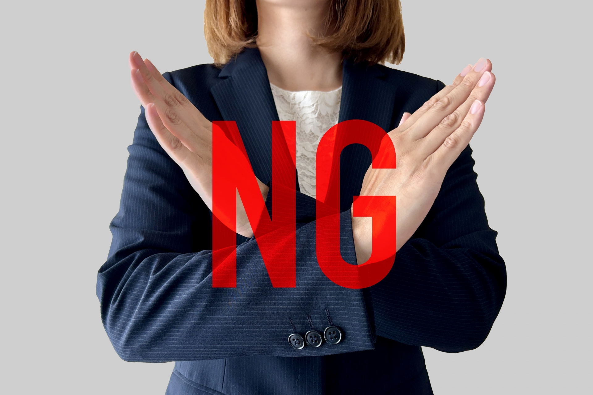 手でNGを作る女性