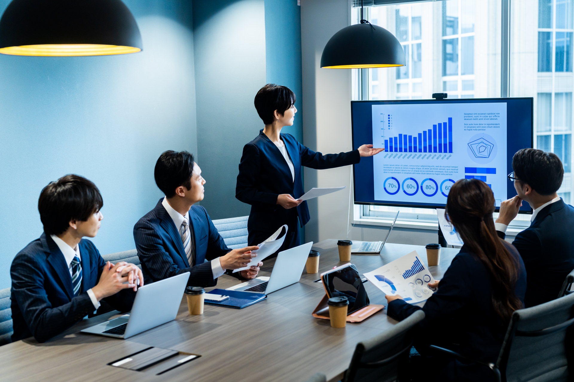 会社でミーティング
