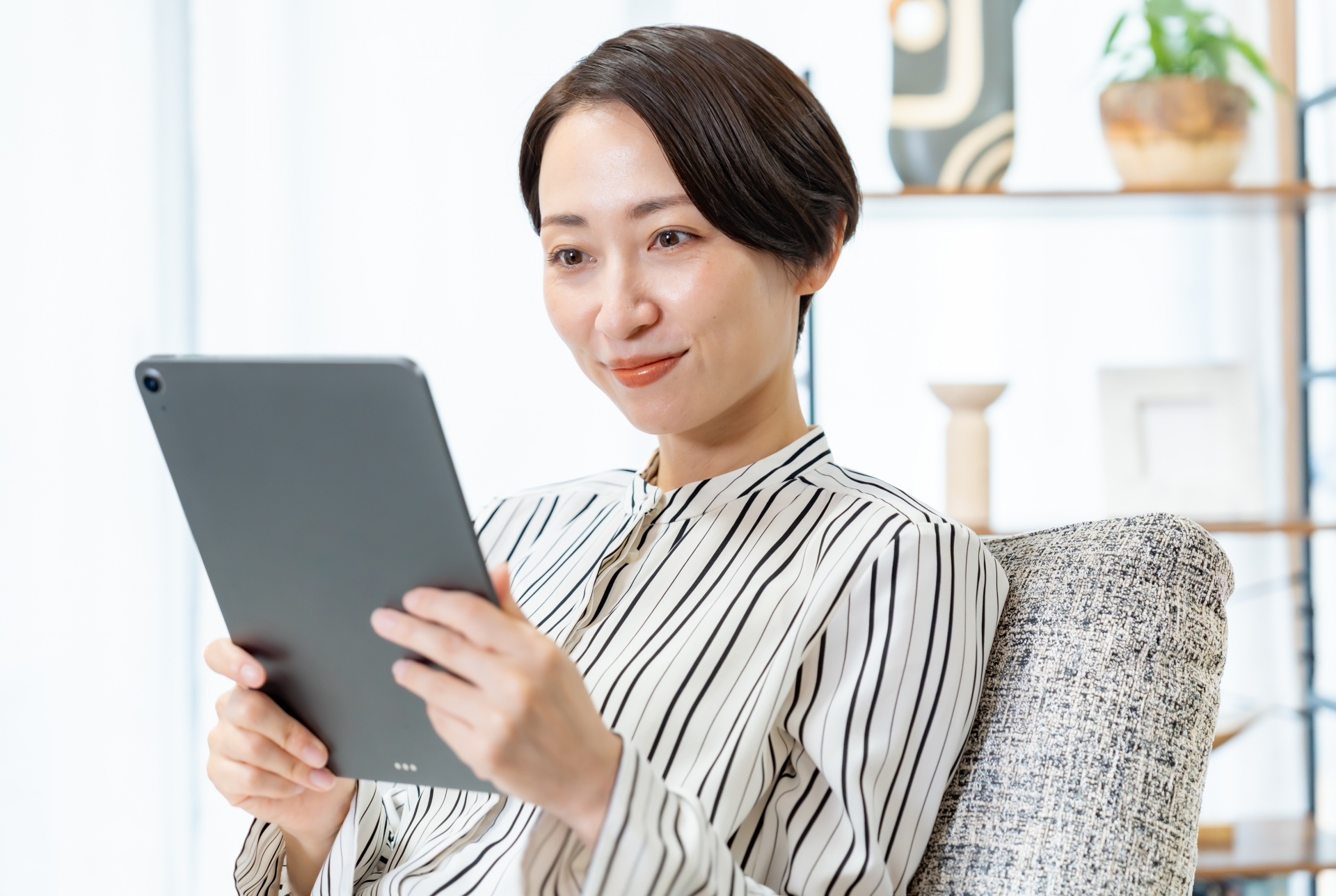 タブレットを見る女性