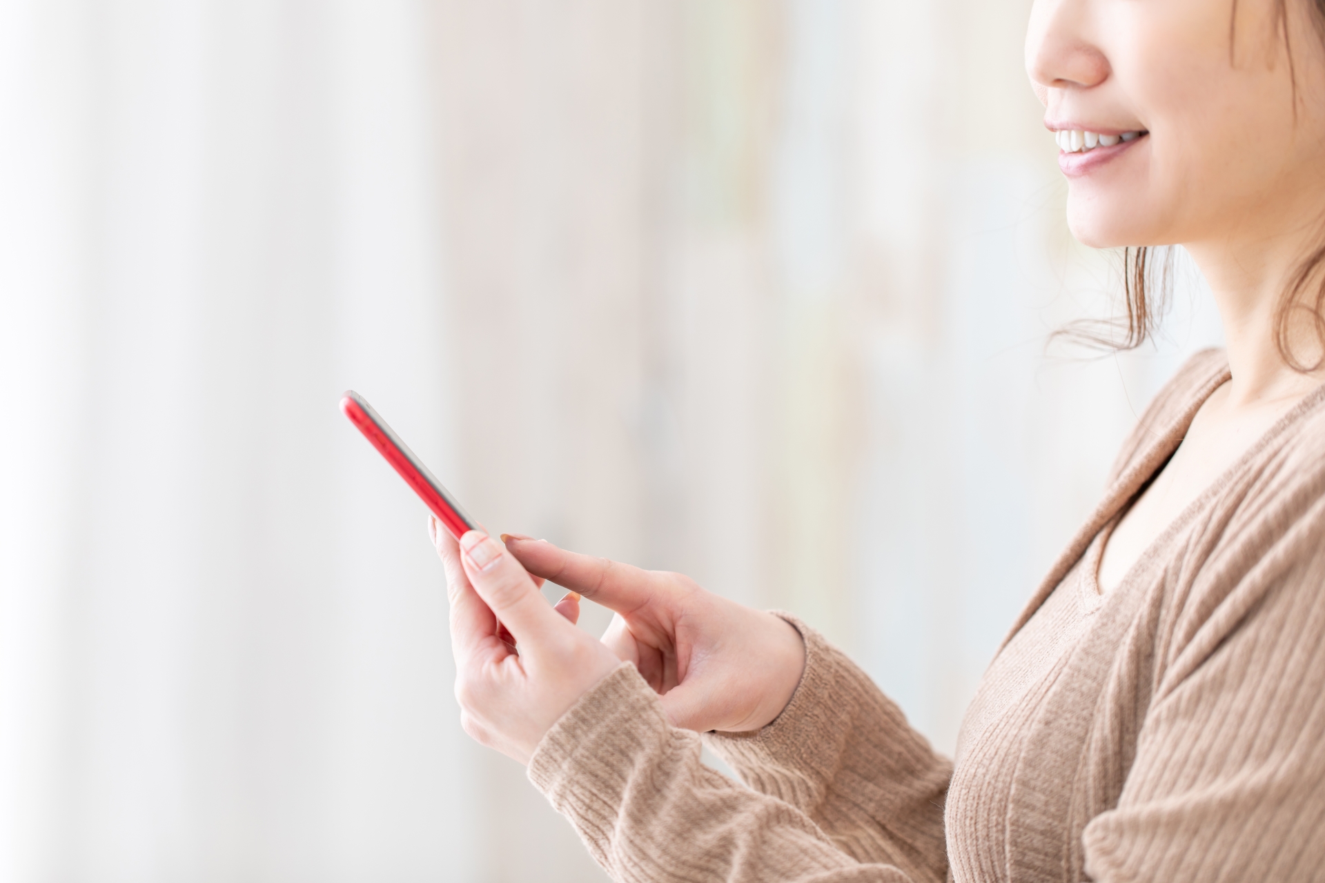 スマホを触っている女性