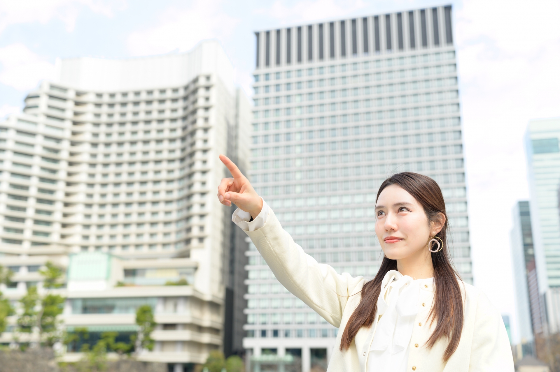 指をさす女性