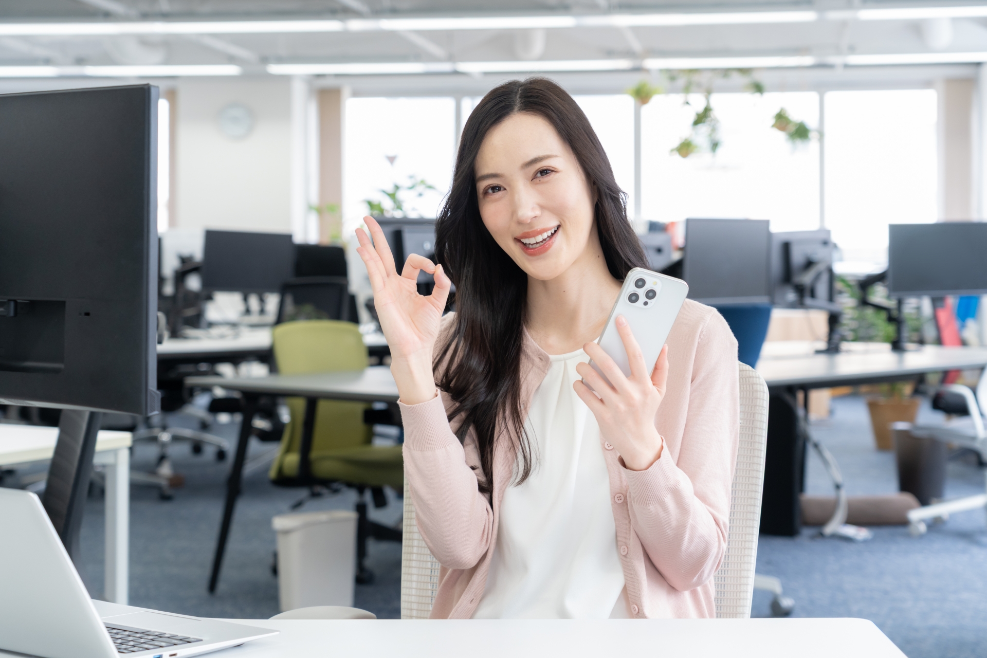 オフィスカジュアルの若い女性エンジニア