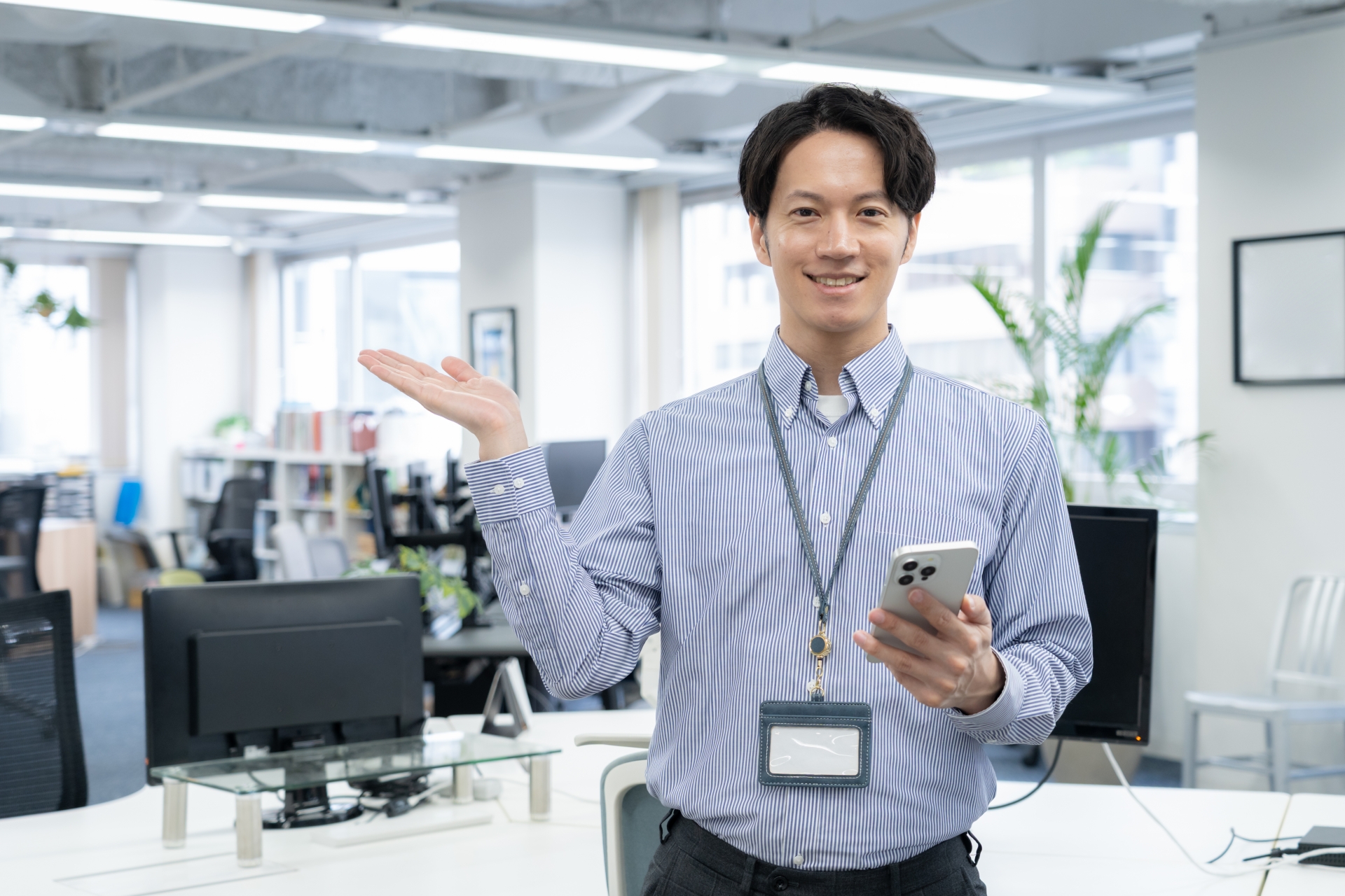 社内を案内する男性
