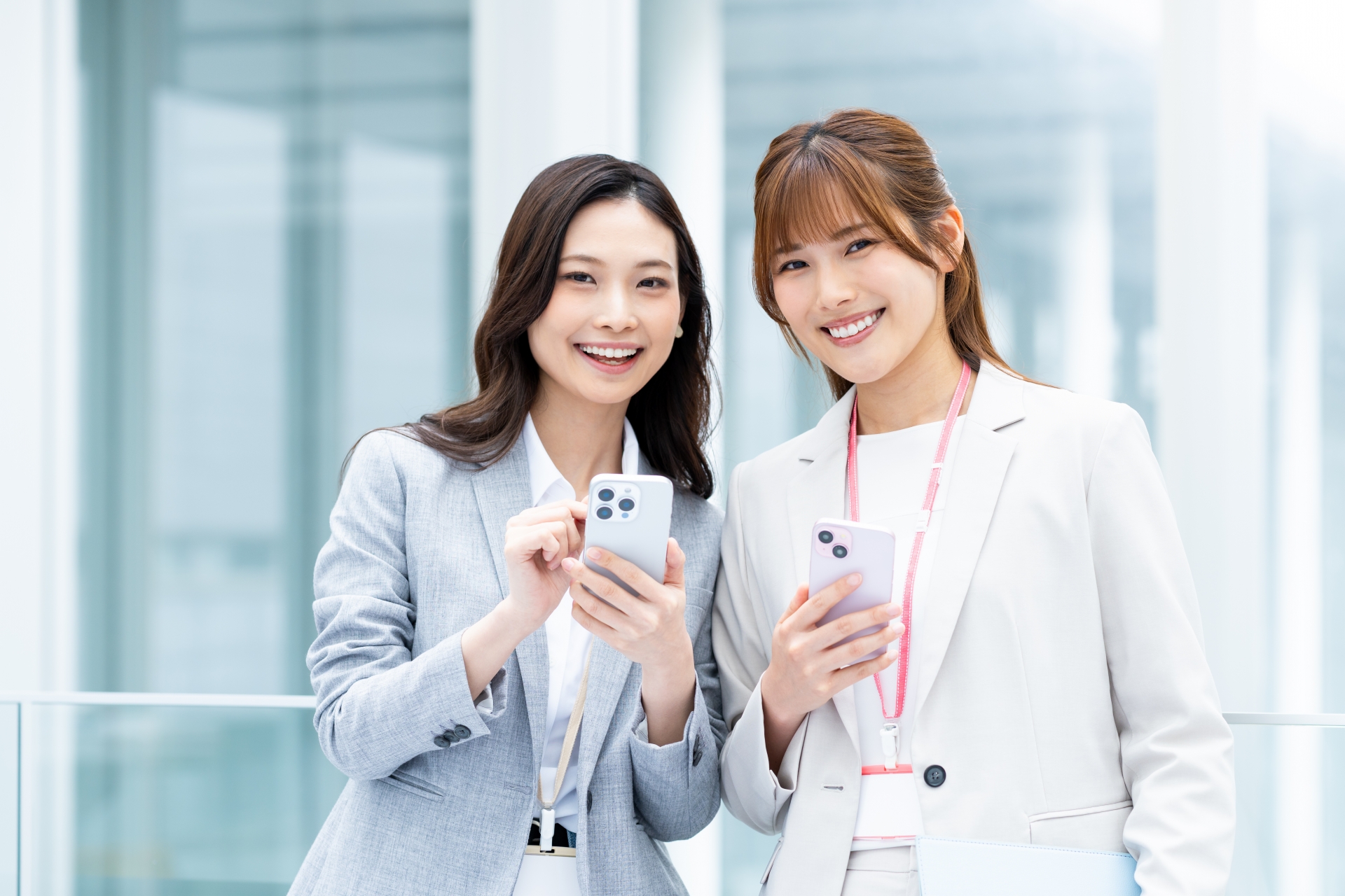 2人の女性がスマホを持っている