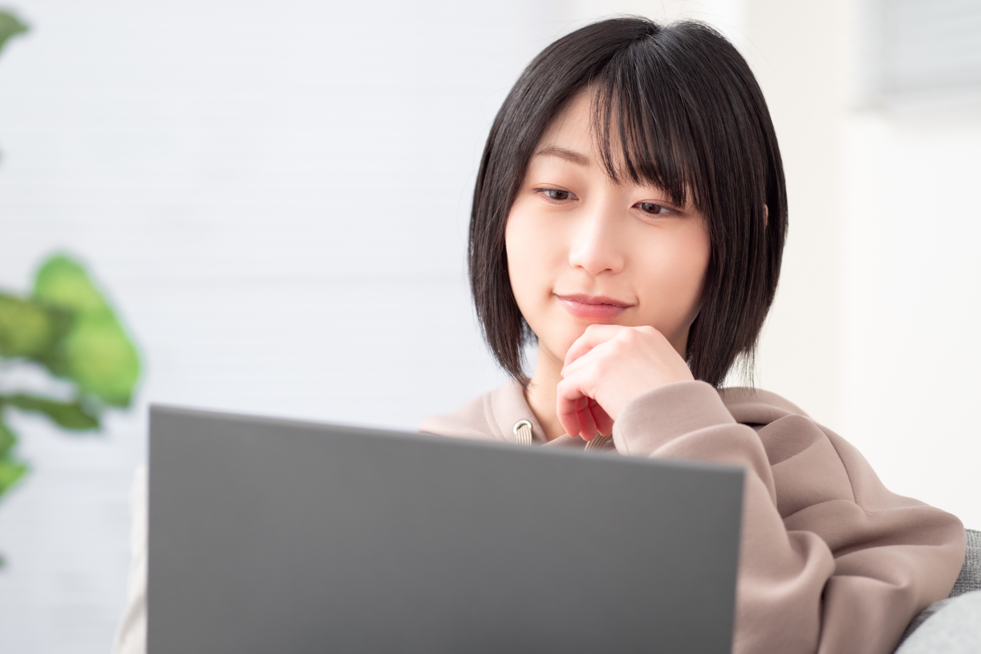 ノートPCで映画を視聴する若い女性のイメージ