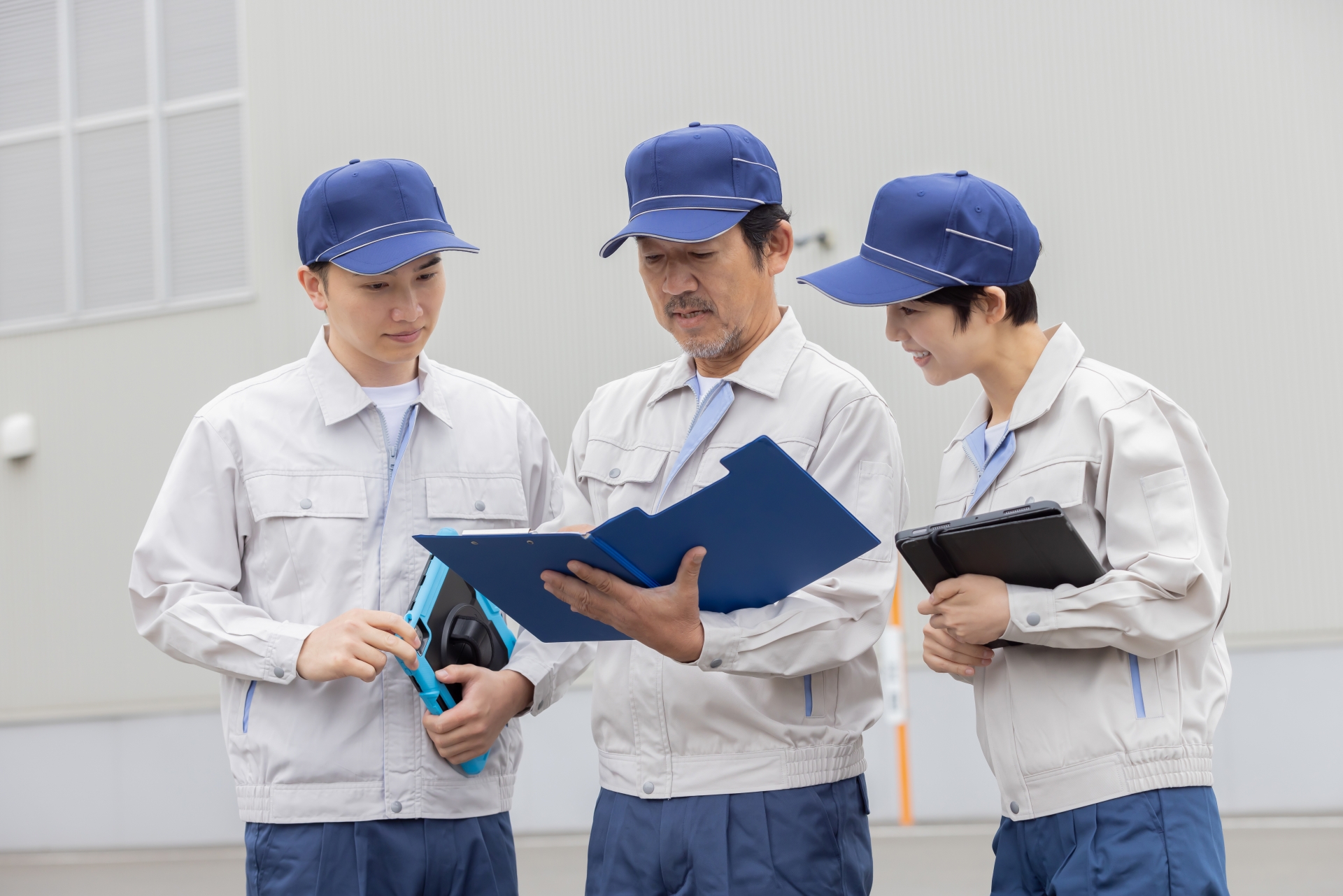 屋外でミーティングする作業員グループ
