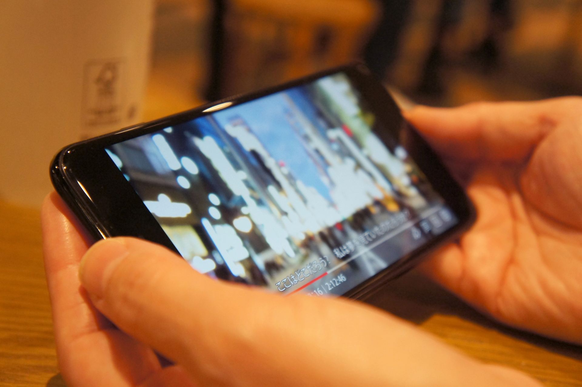 カフェ店内でスマホで動画鑑賞