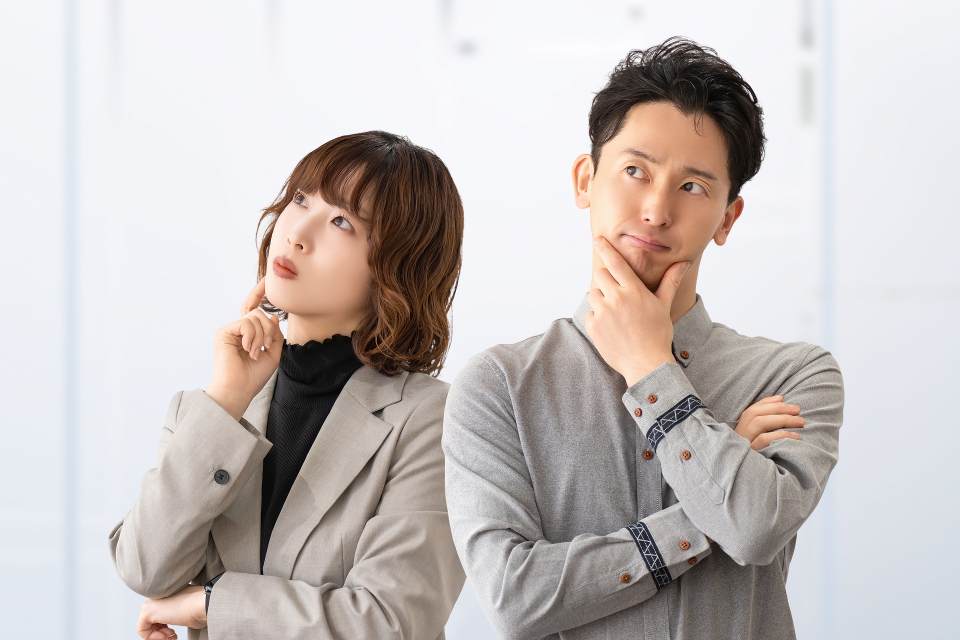 考えごとをする男女2人のビジネスマン