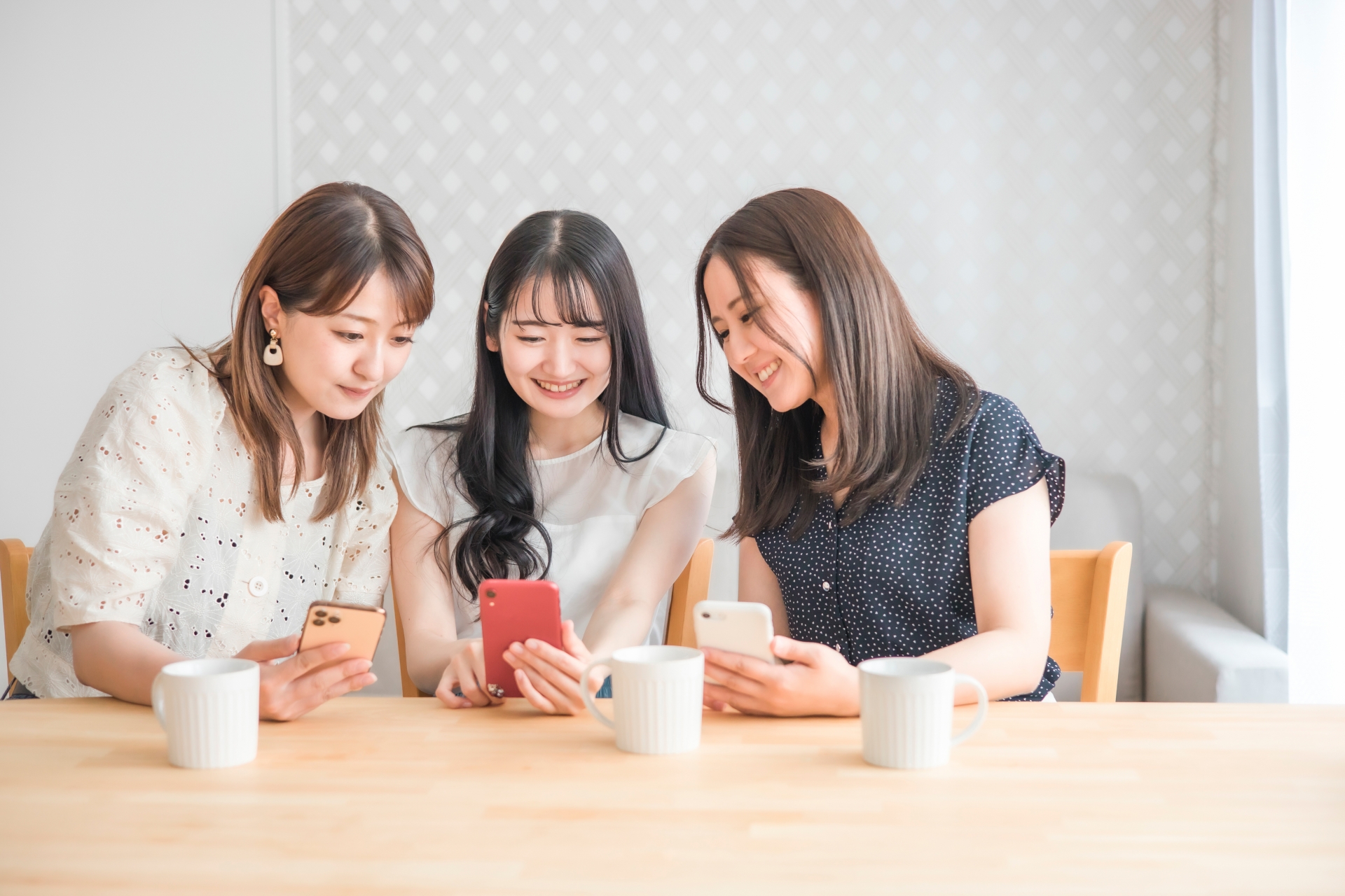 動画を楽しむ女性たち