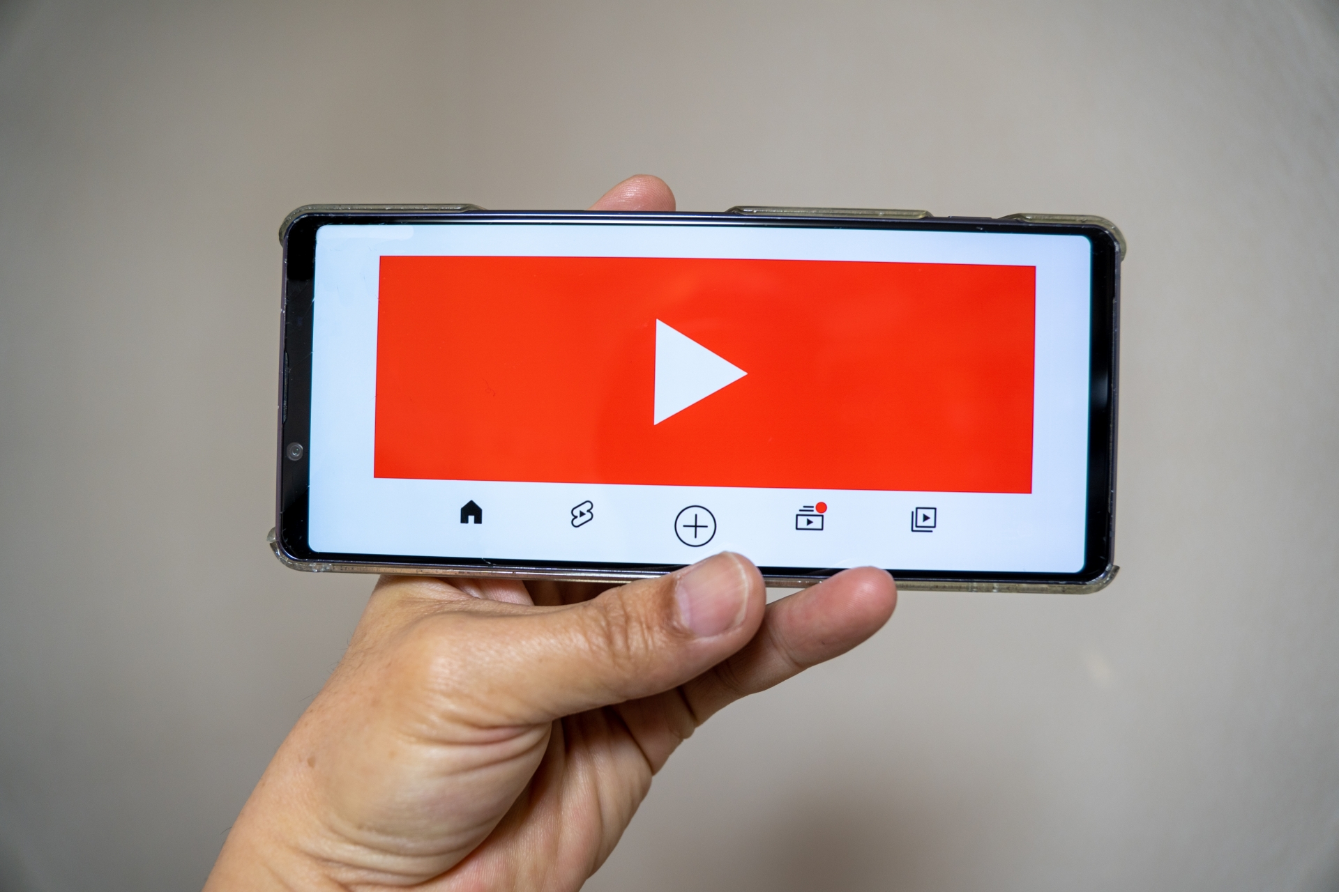 スマホで動画を視聴するイメージ