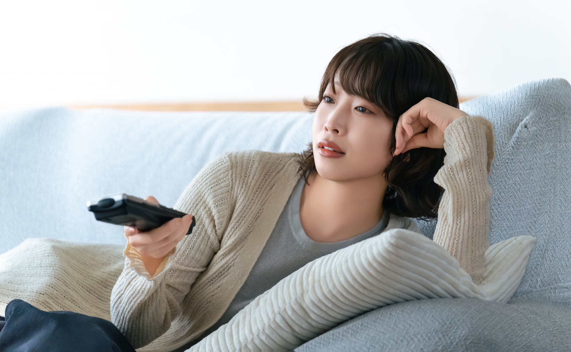 テレビを見る女性