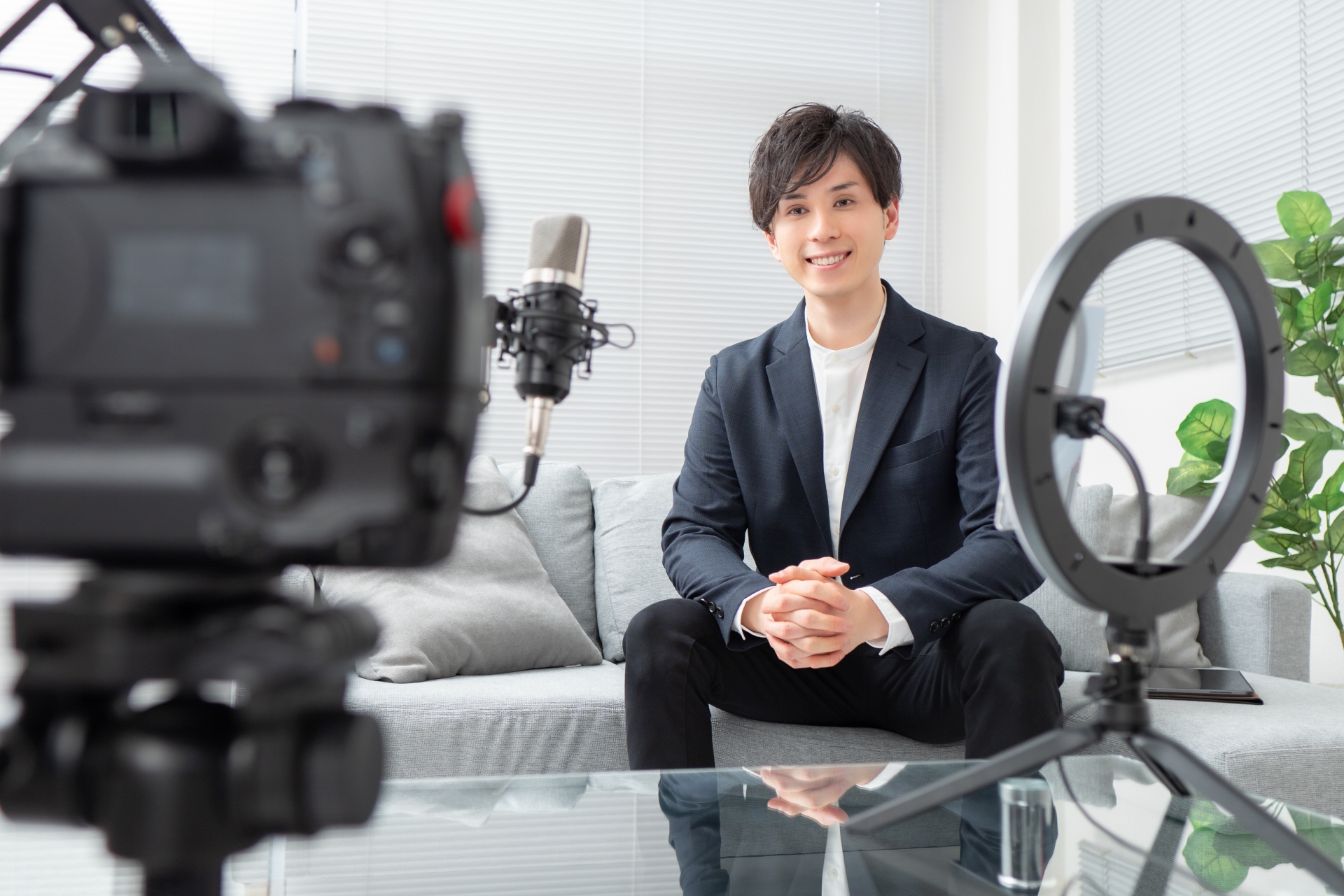 動画配信をする男性のイメージ