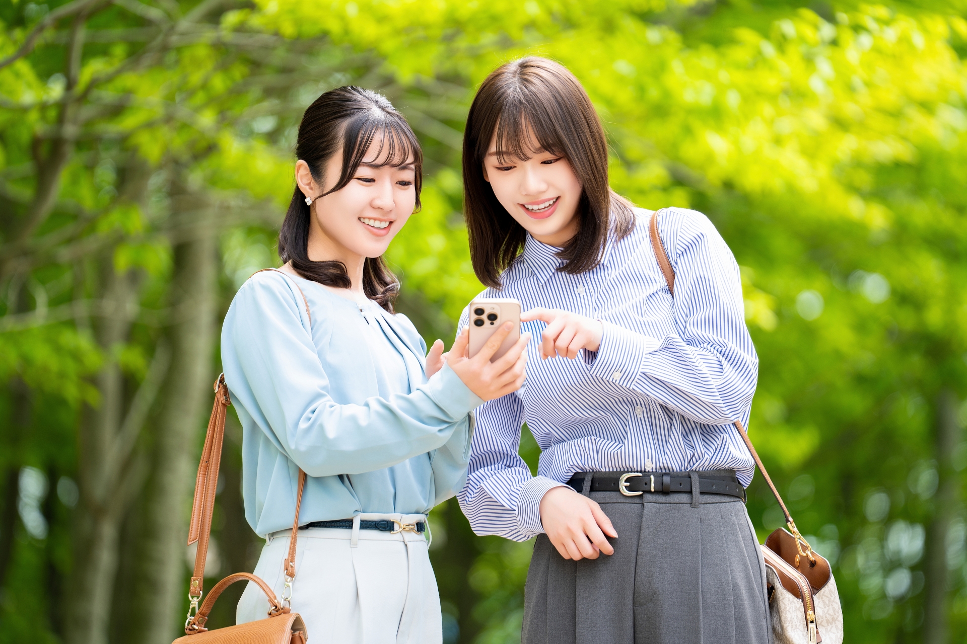 スマホを見る女性