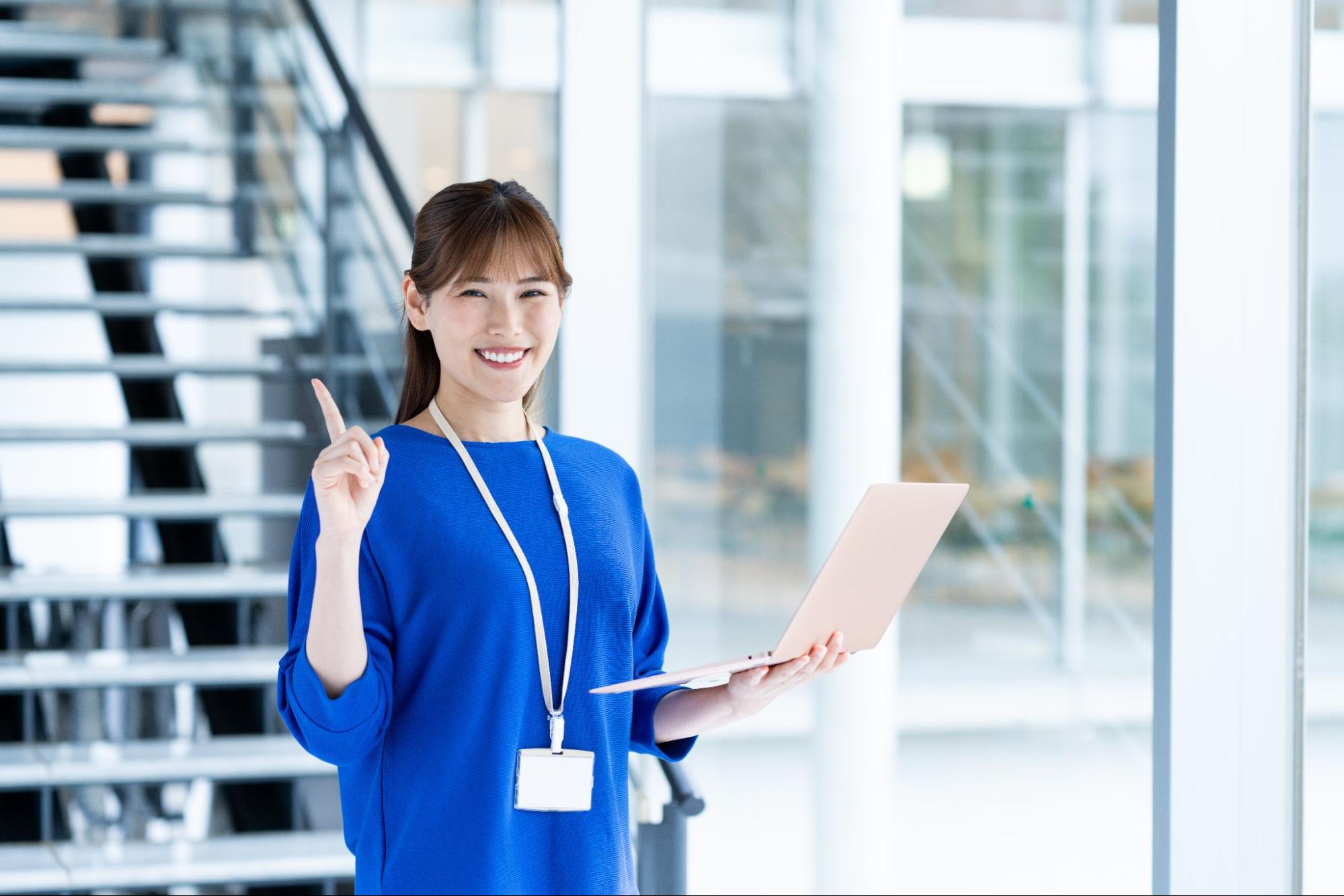 ポイントを示す女性