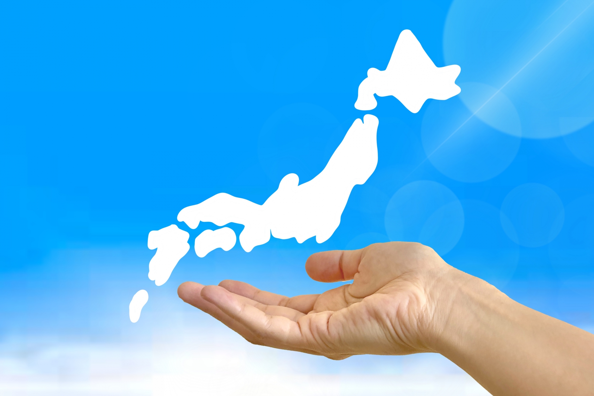 日本地図と晴れた青空