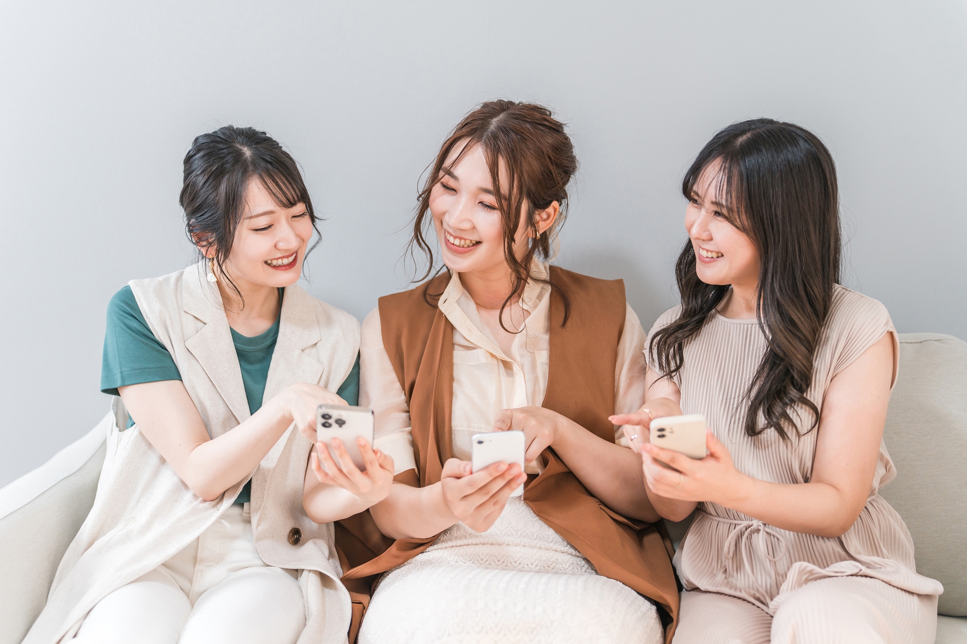 家で一緒にスマホを使う女性