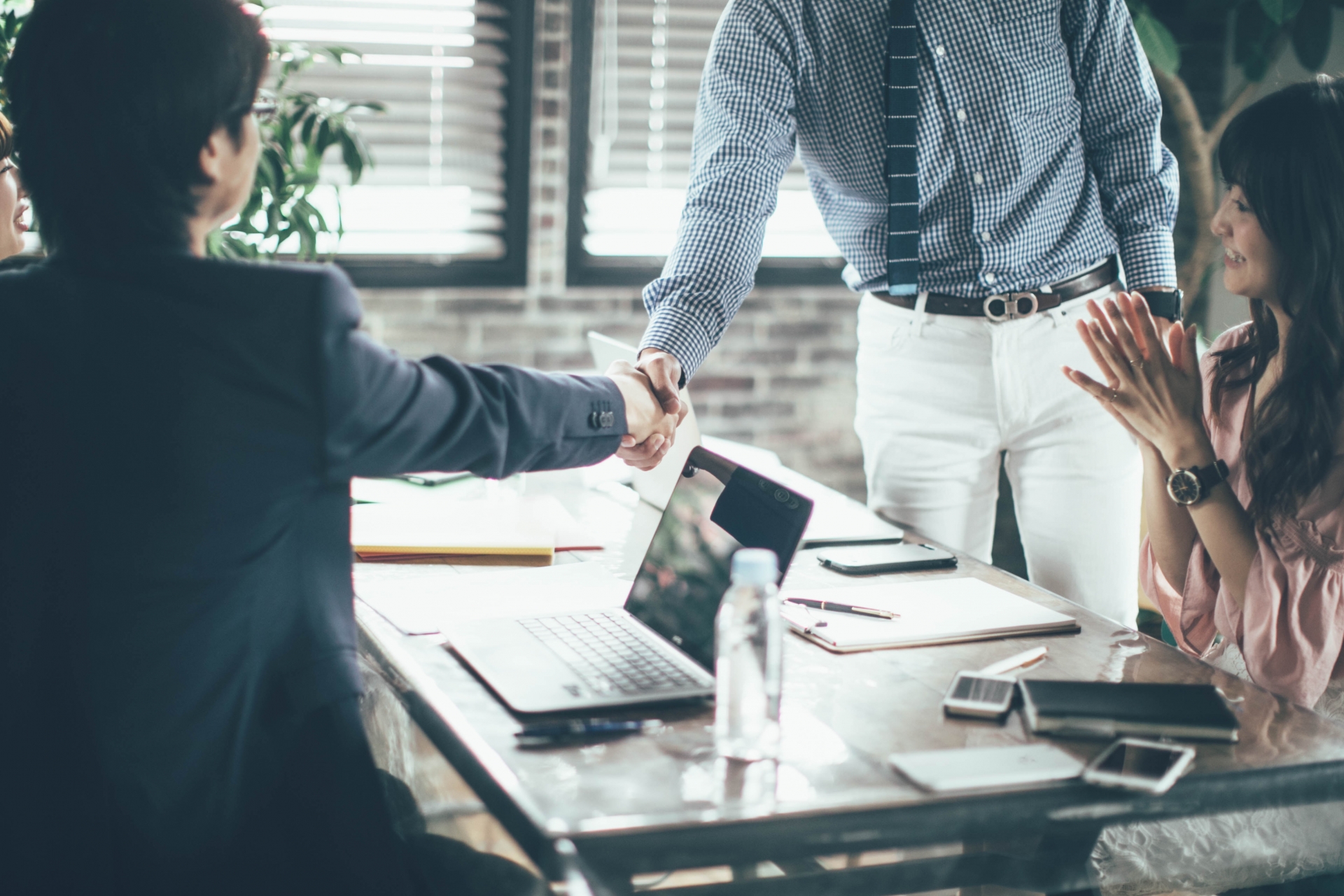 おしゃれなオフィスで打ち合わせをする会社員15