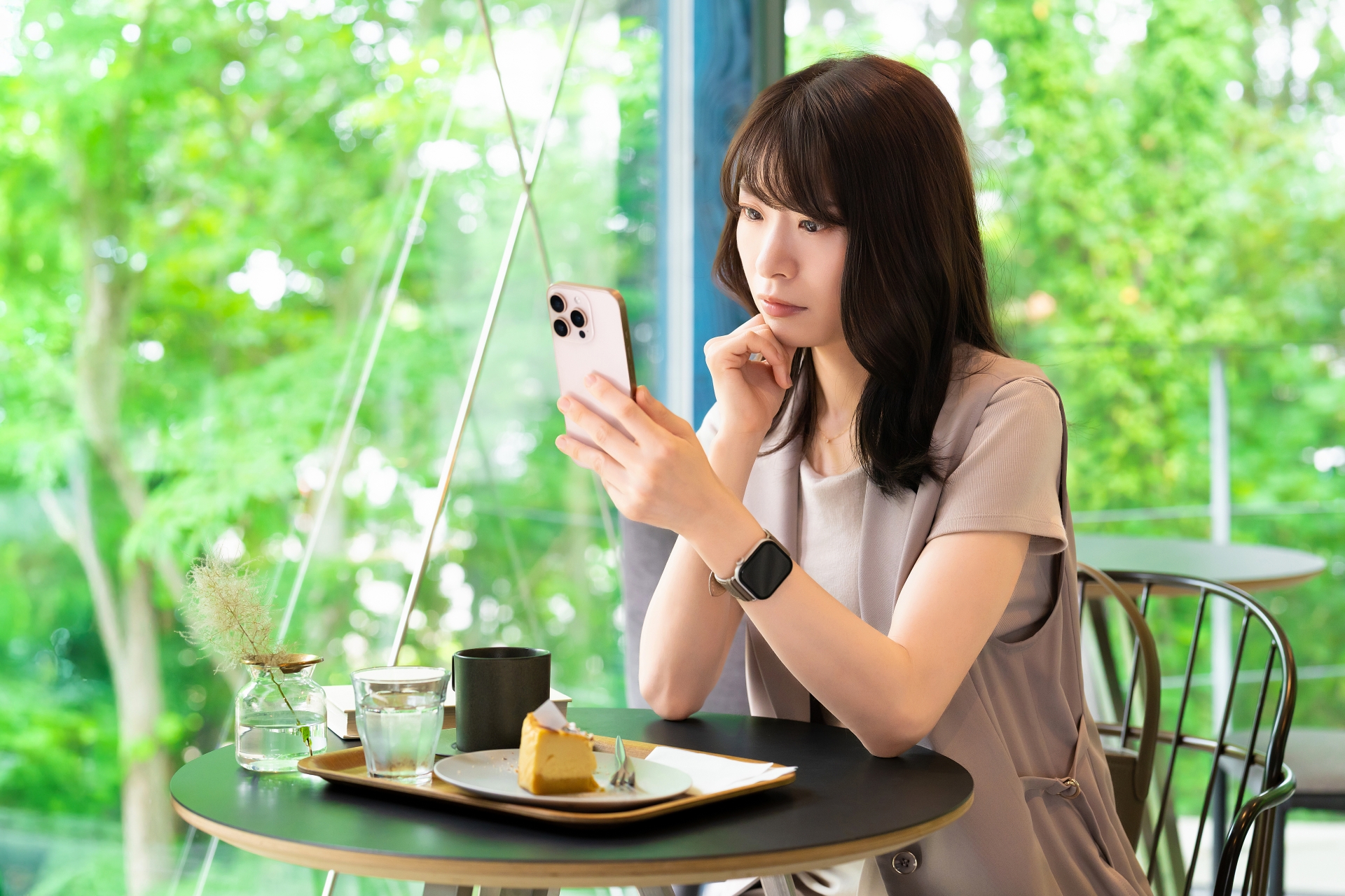 スマホを見る女性