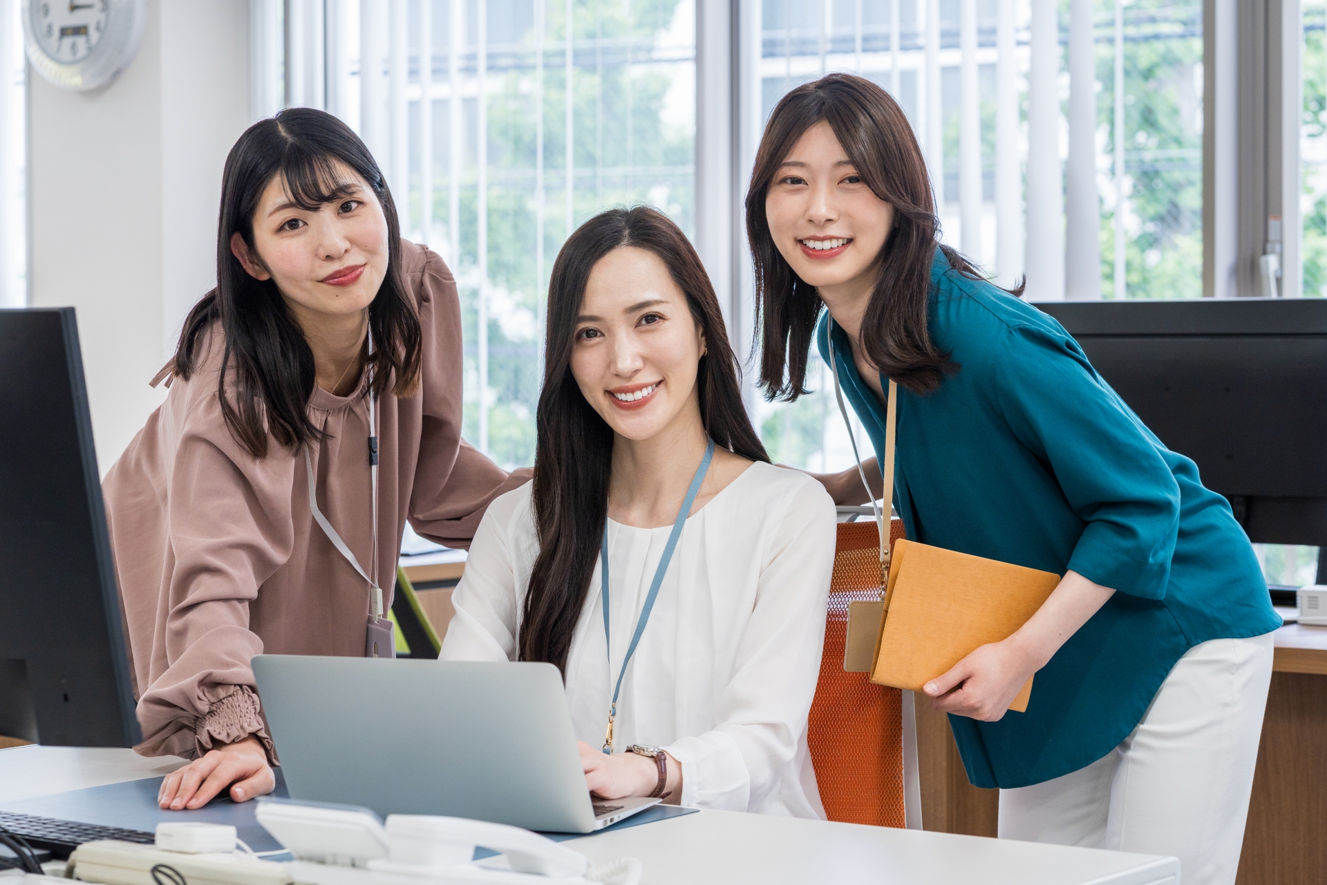 笑顔の女性たち
