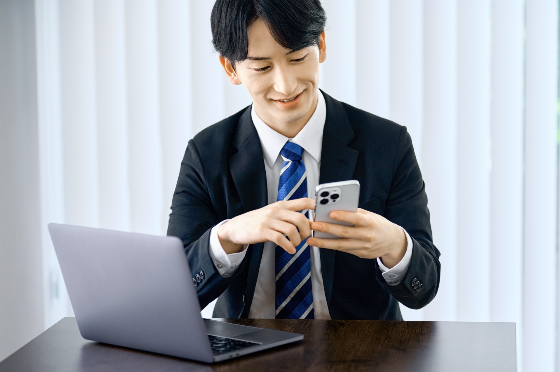 スマホ操作をする