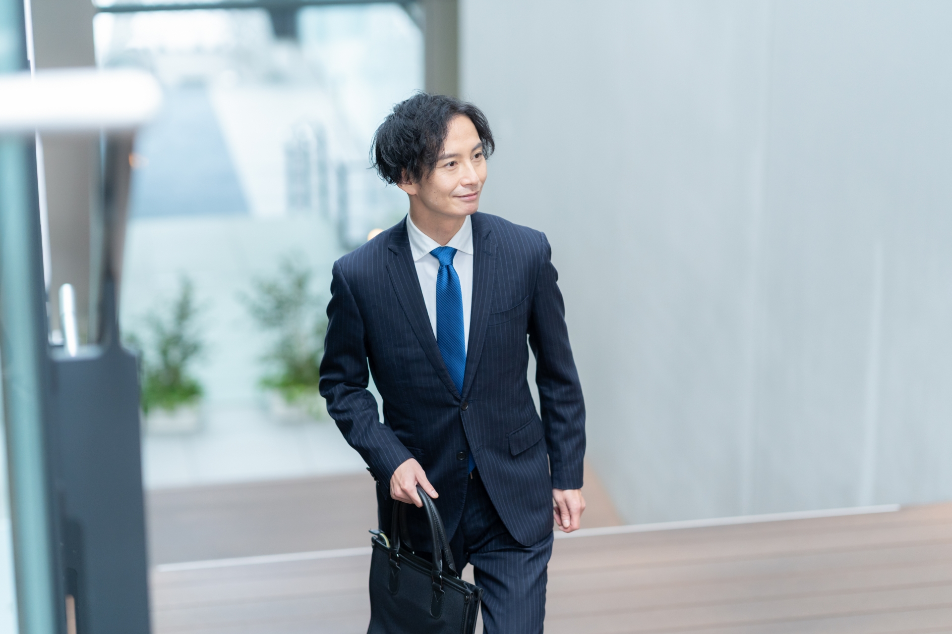 オフィスに通勤をするビジネスマン