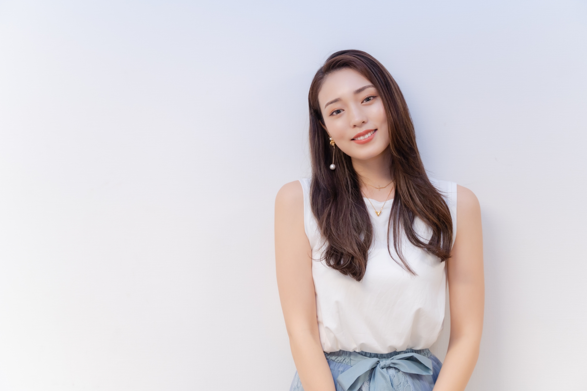 カメラ目線で笑顔を見せる女性