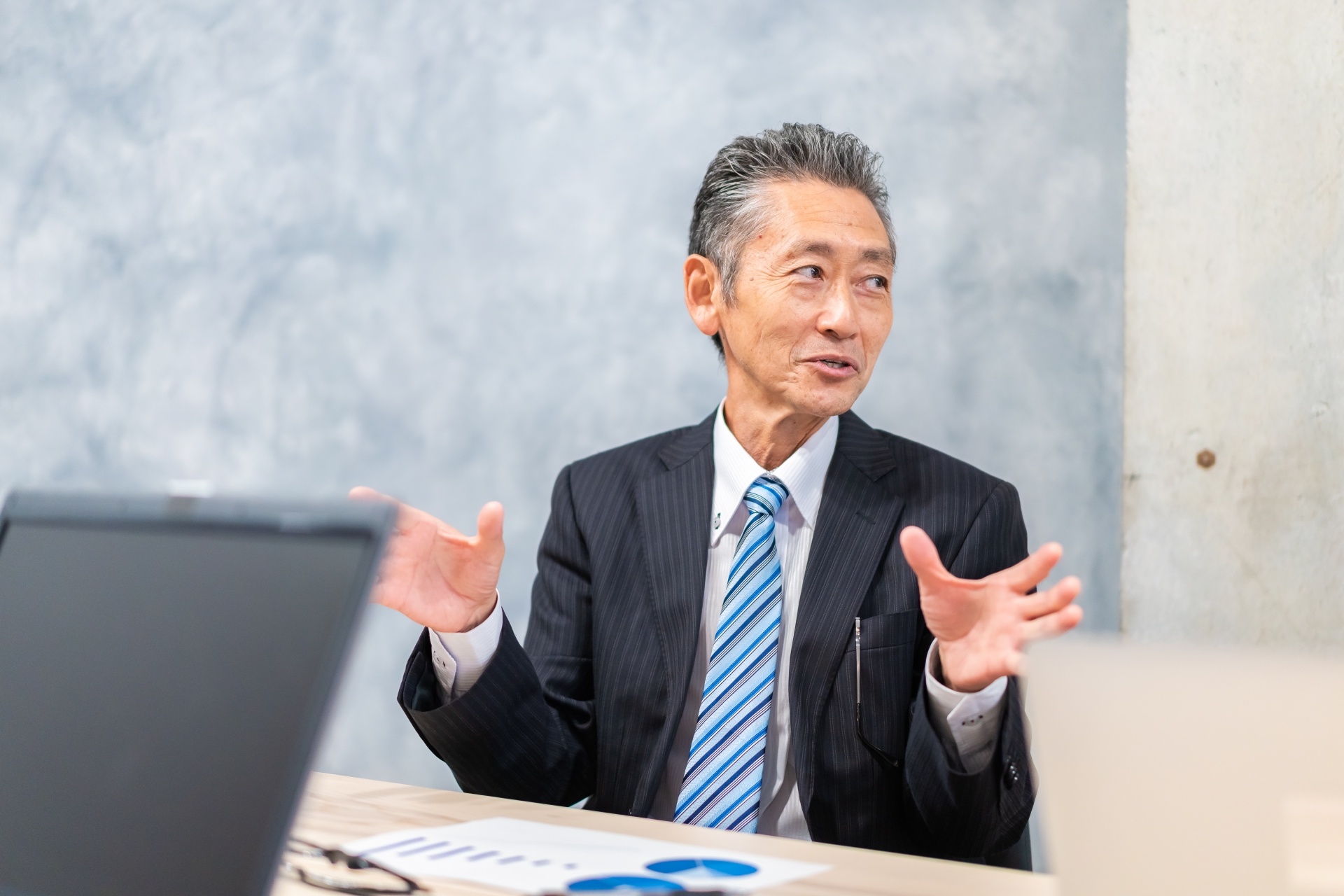意見を述べる男性
