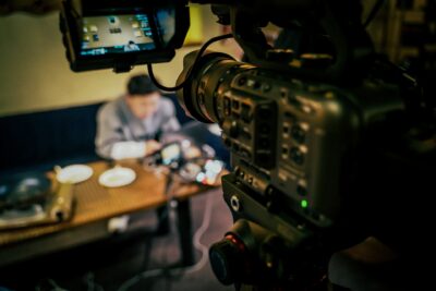 ドラマ広告とは？人気の理由とメリット、企業の成功事例を解説