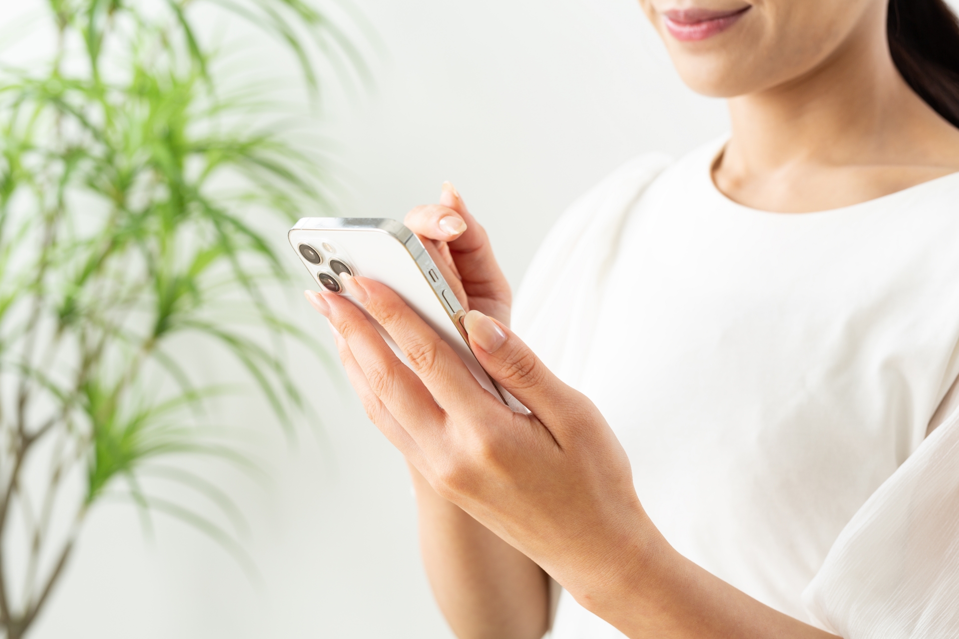 スマホを操作する女性イメージ01