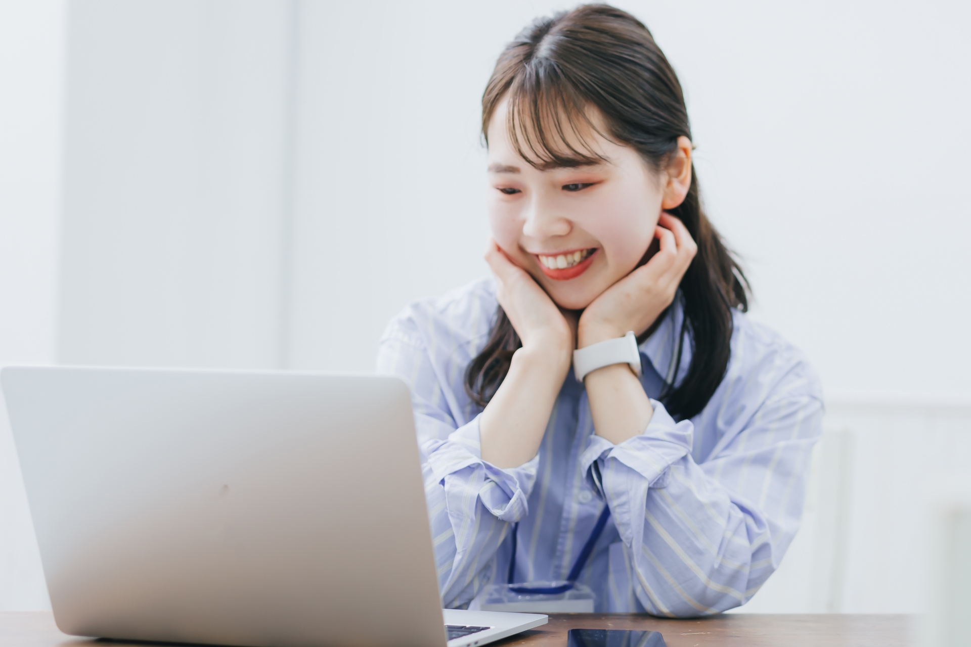 PCで動画を見てる女性