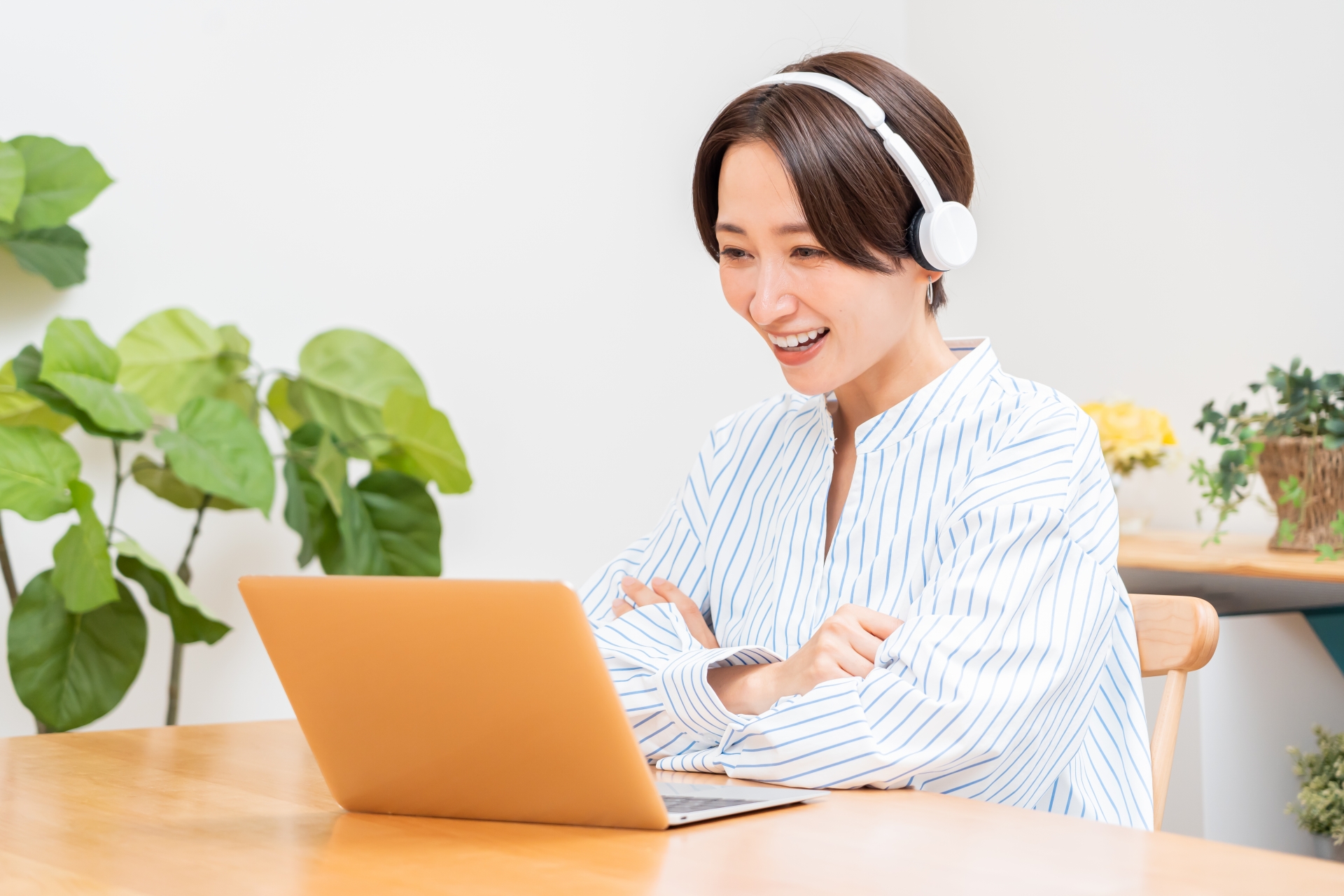 ヘッドフォンをつけパソコン作業をする女性