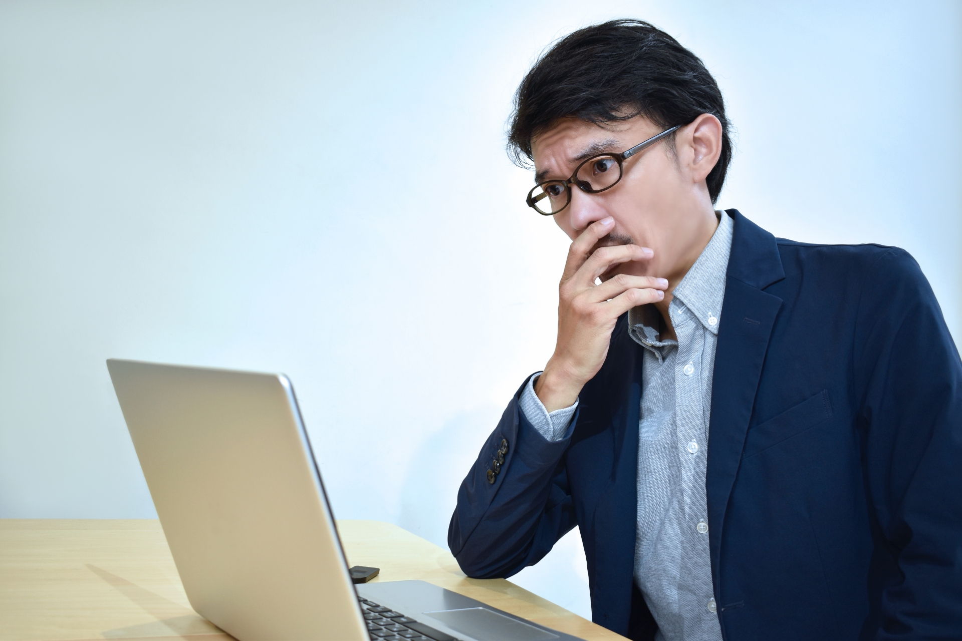 パソコンを見てハッとするビジネスマン