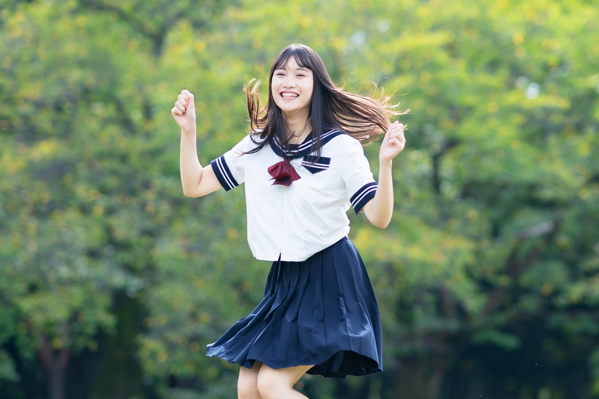 ジャンプする女子高生