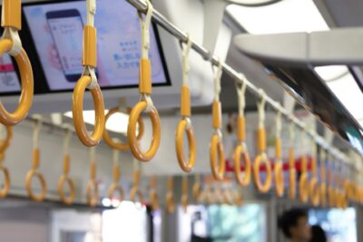 電車の動画広告の魅力は？メリットや効果を高めるコツ、費用相場も解説