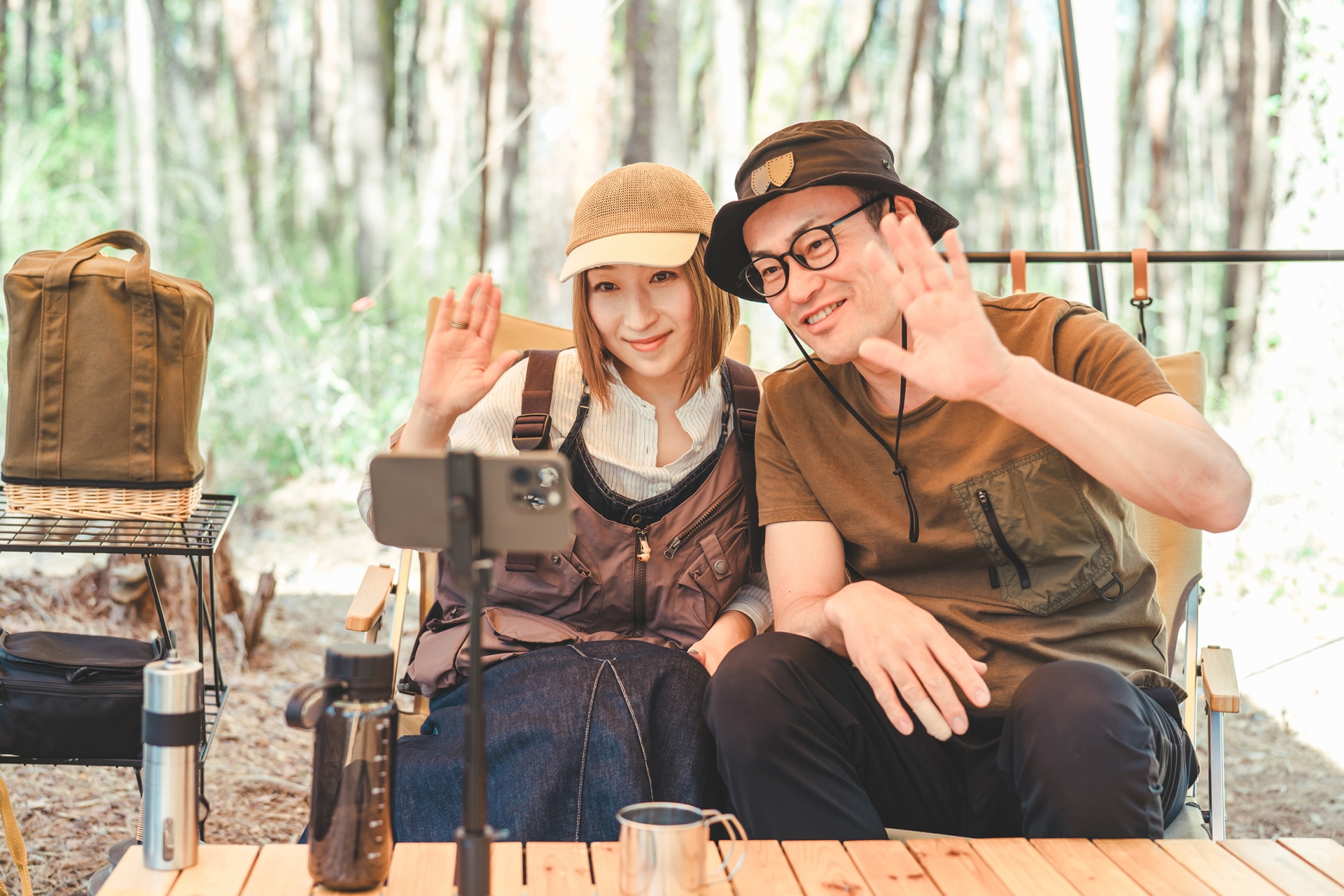 キャンプ場で動画配信をする夫婦キャンパー