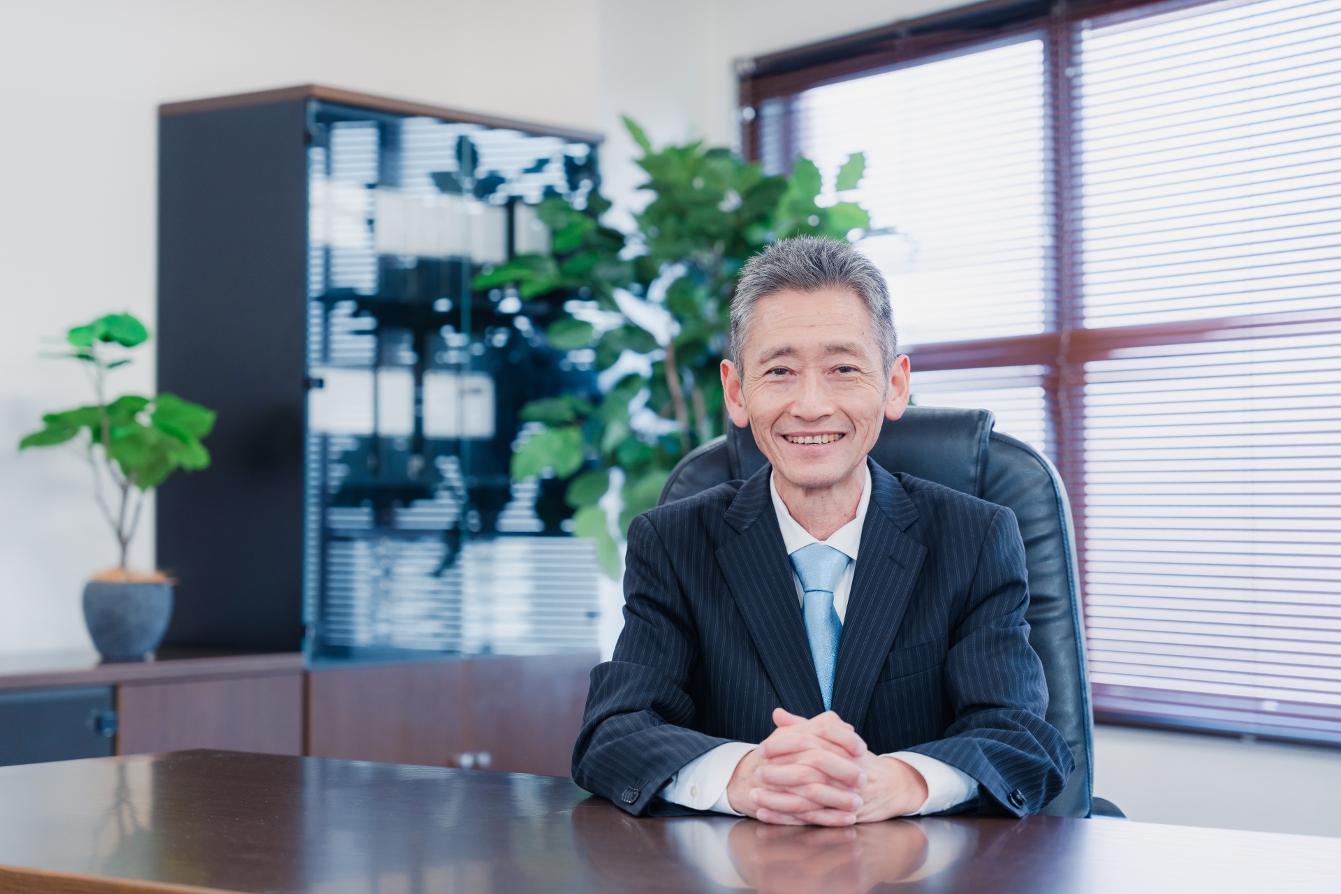 笑顔で椅子に座る男性
