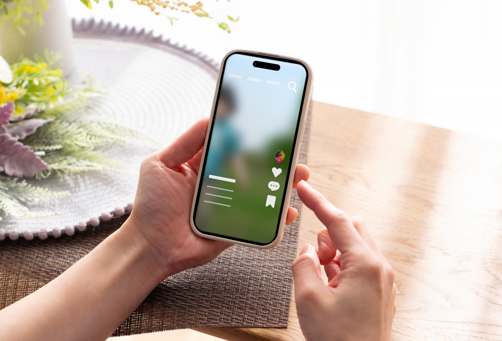 スマホを持つ手